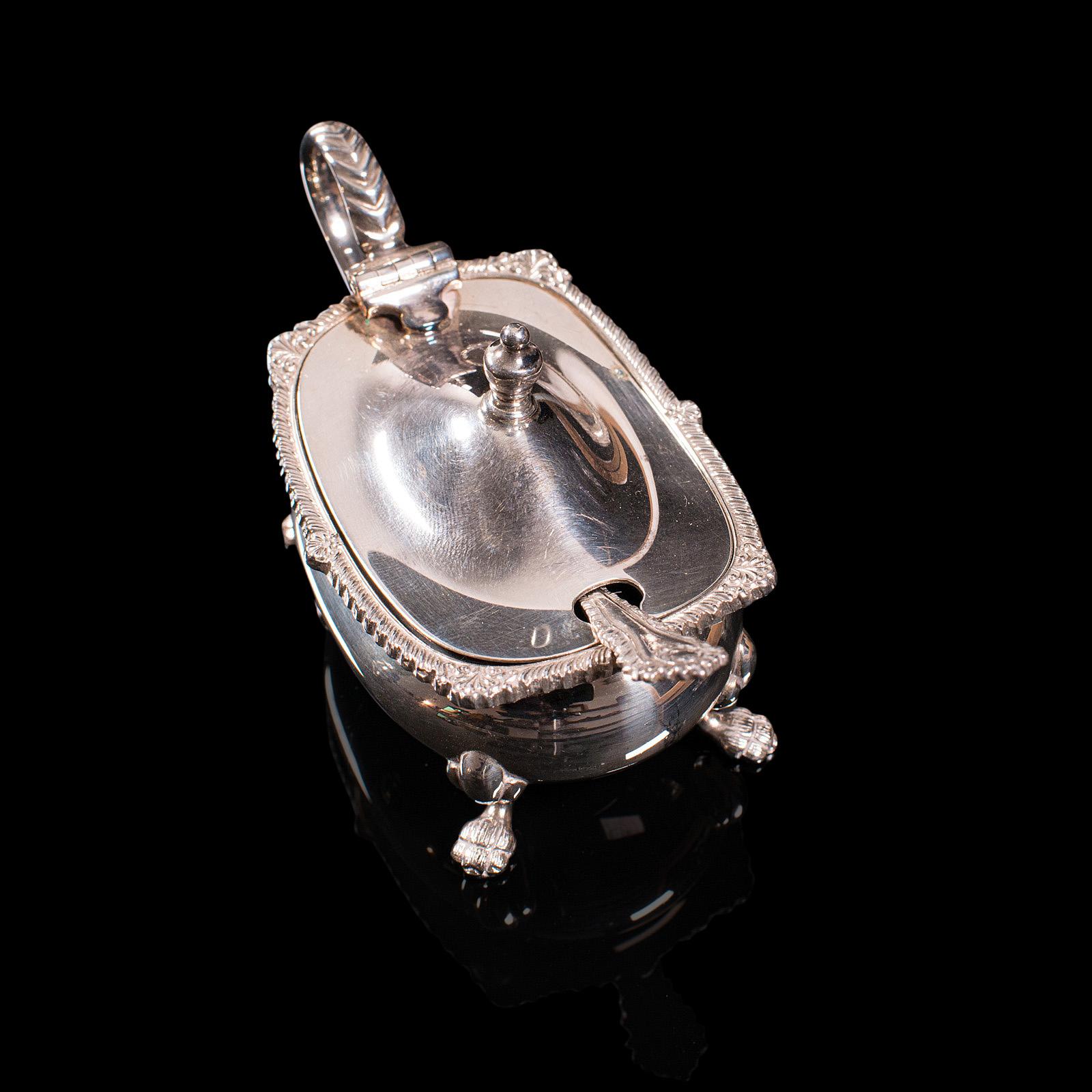 20ième siècle Ensemble de vaisselle vintage anglais, plaqué argent, pot à moutarde, poivrière, milieu du 20e siècle en vente