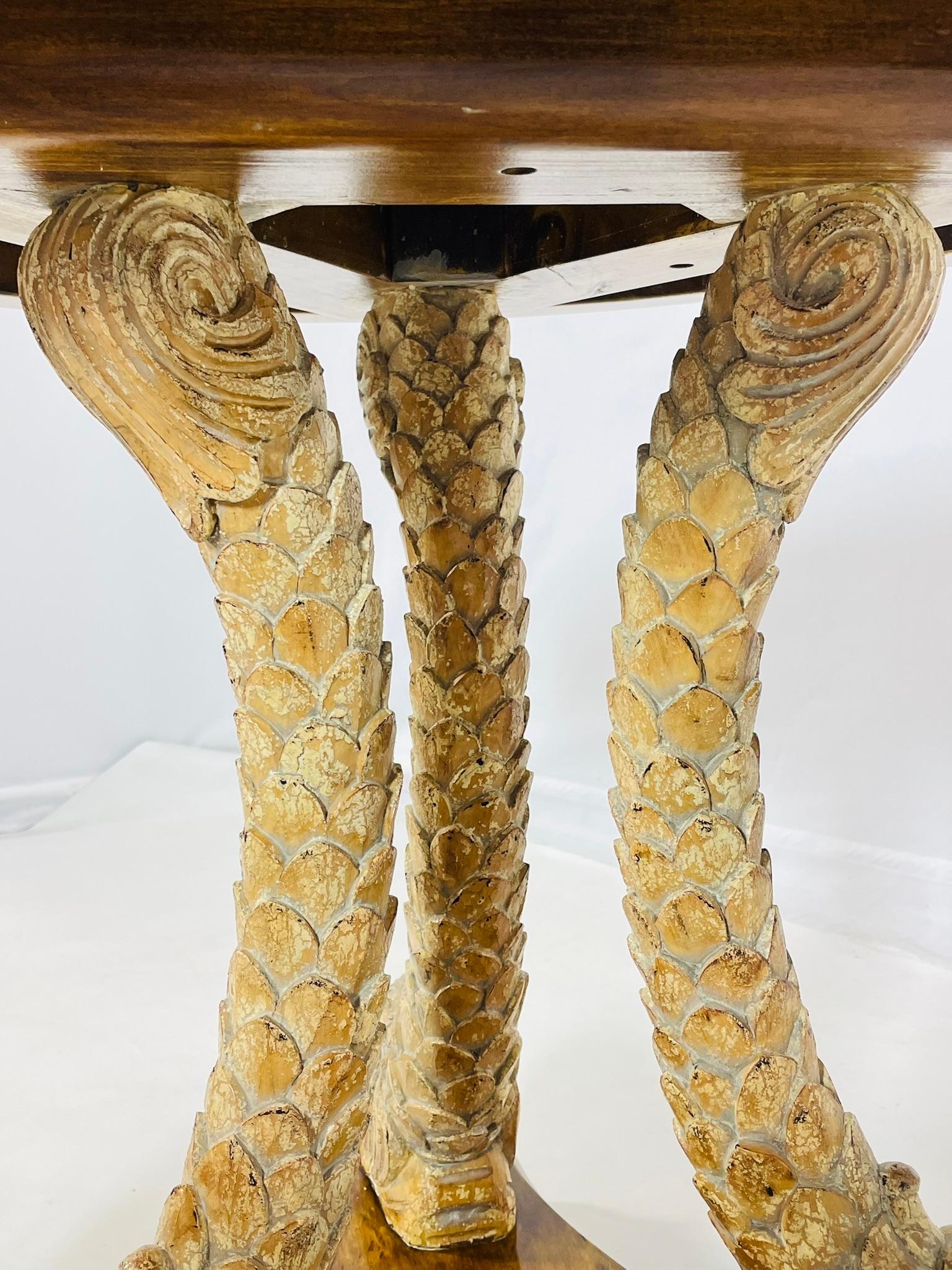 Table tabouret vintage avec motif de dauphin et touches dorées en vente 4