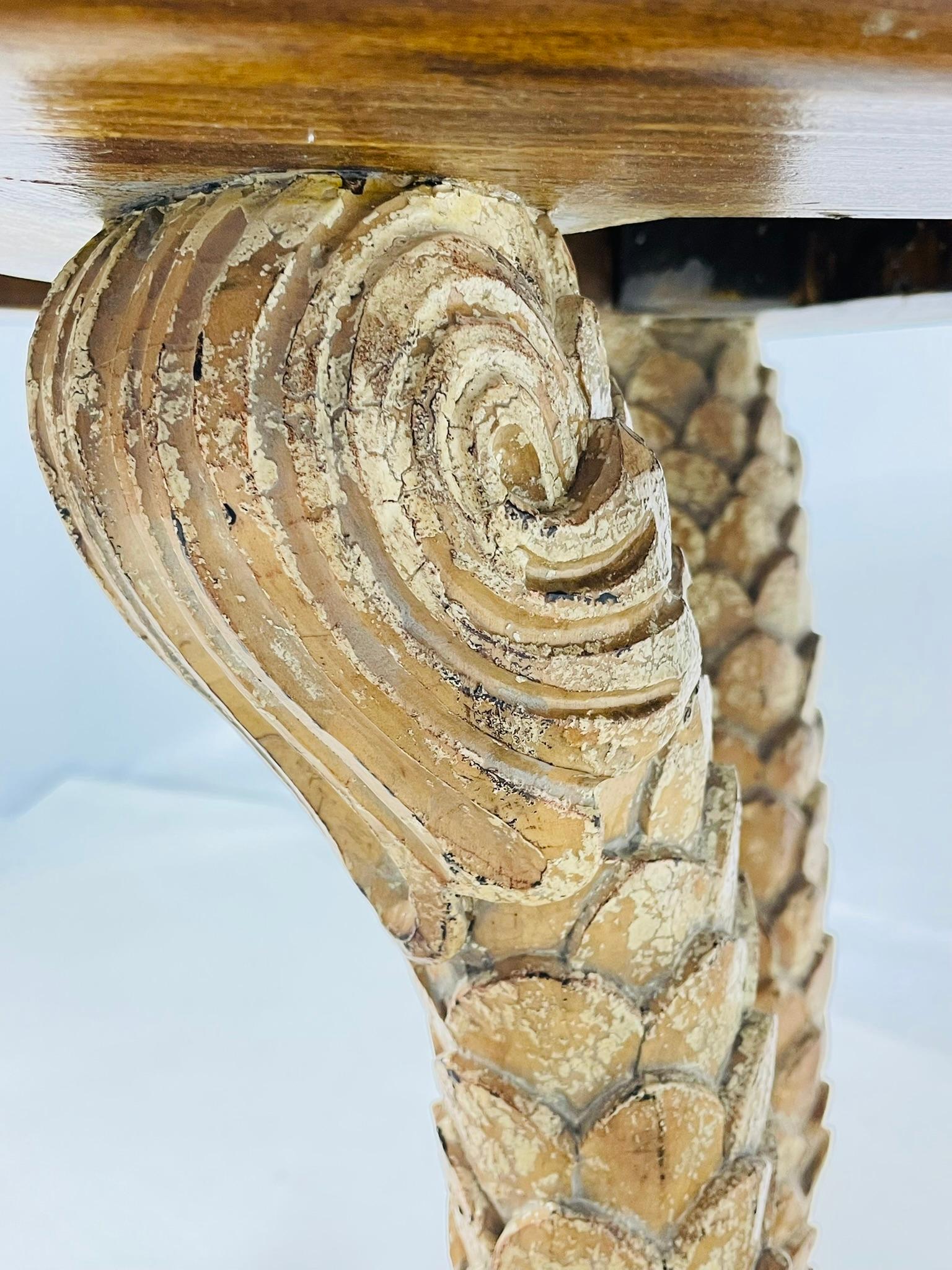 Table tabouret vintage avec motif de dauphin et touches dorées en vente 6