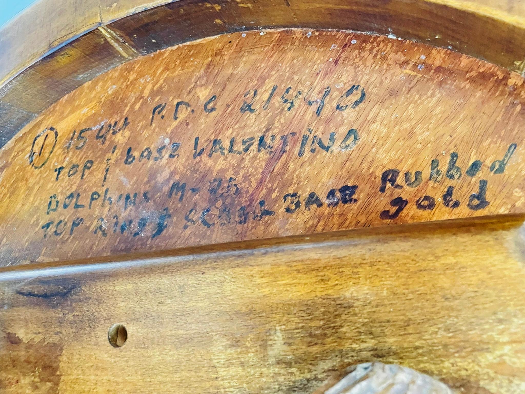 Table tabouret vintage avec motif de dauphin et touches dorées en vente 9