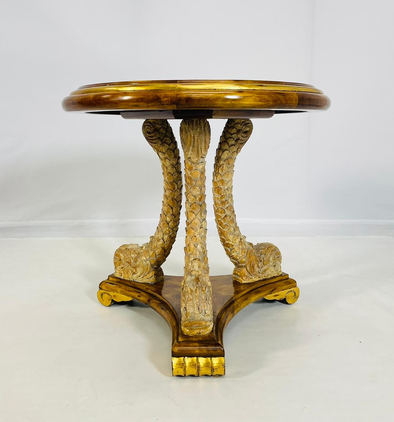 Regency Table tabouret vintage avec motif de dauphin et touches dorées en vente