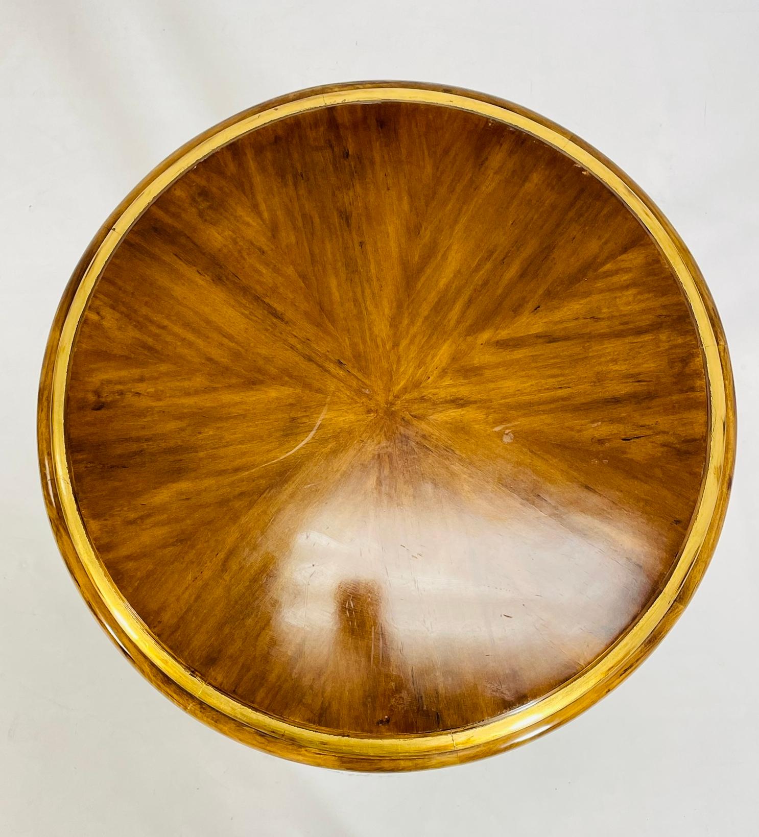 Fait main Table tabouret vintage avec motif de dauphin et touches dorées en vente