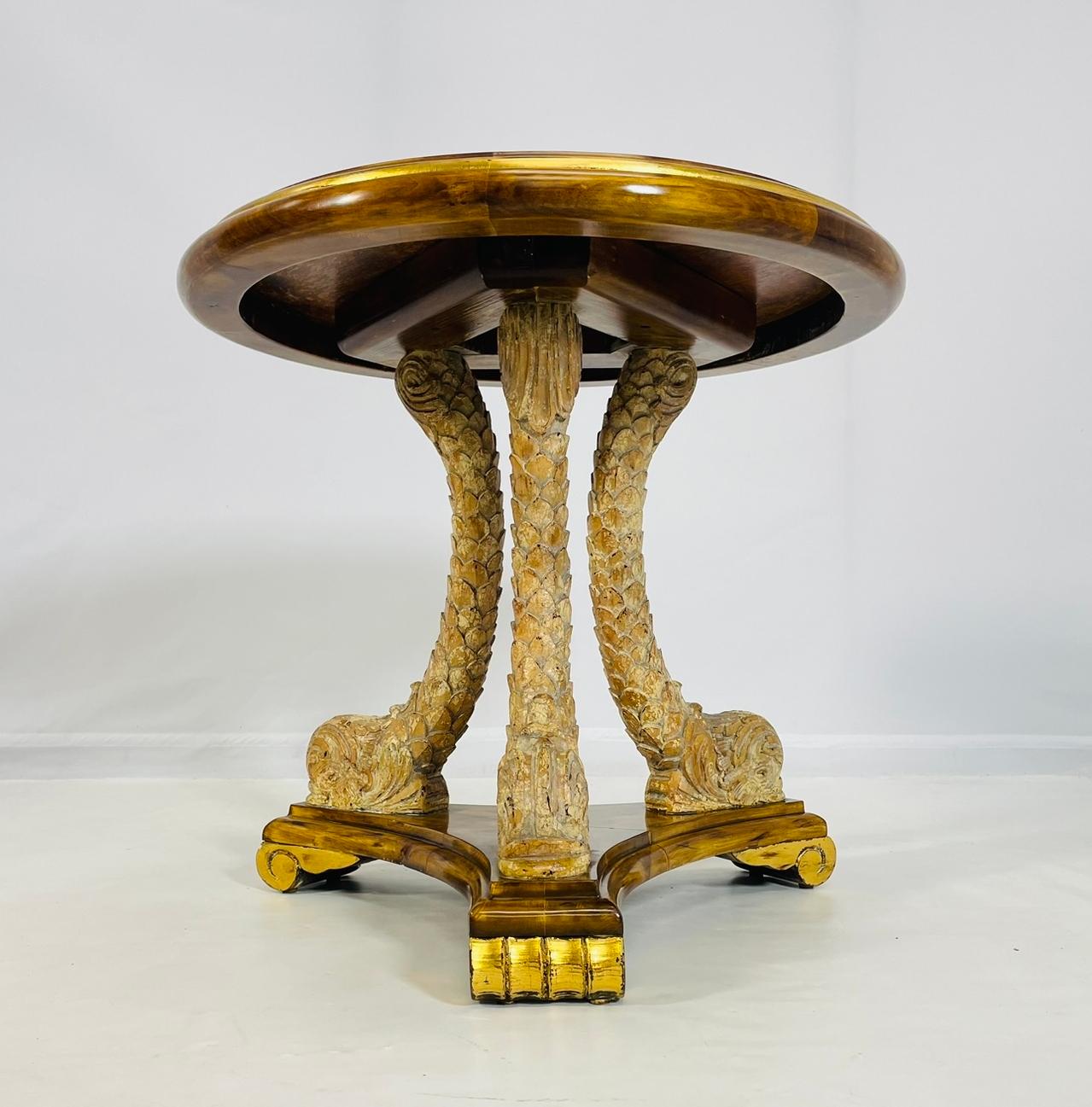 Table tabouret vintage avec motif de dauphin et touches dorées Bon état - En vente à Los Angeles, CA