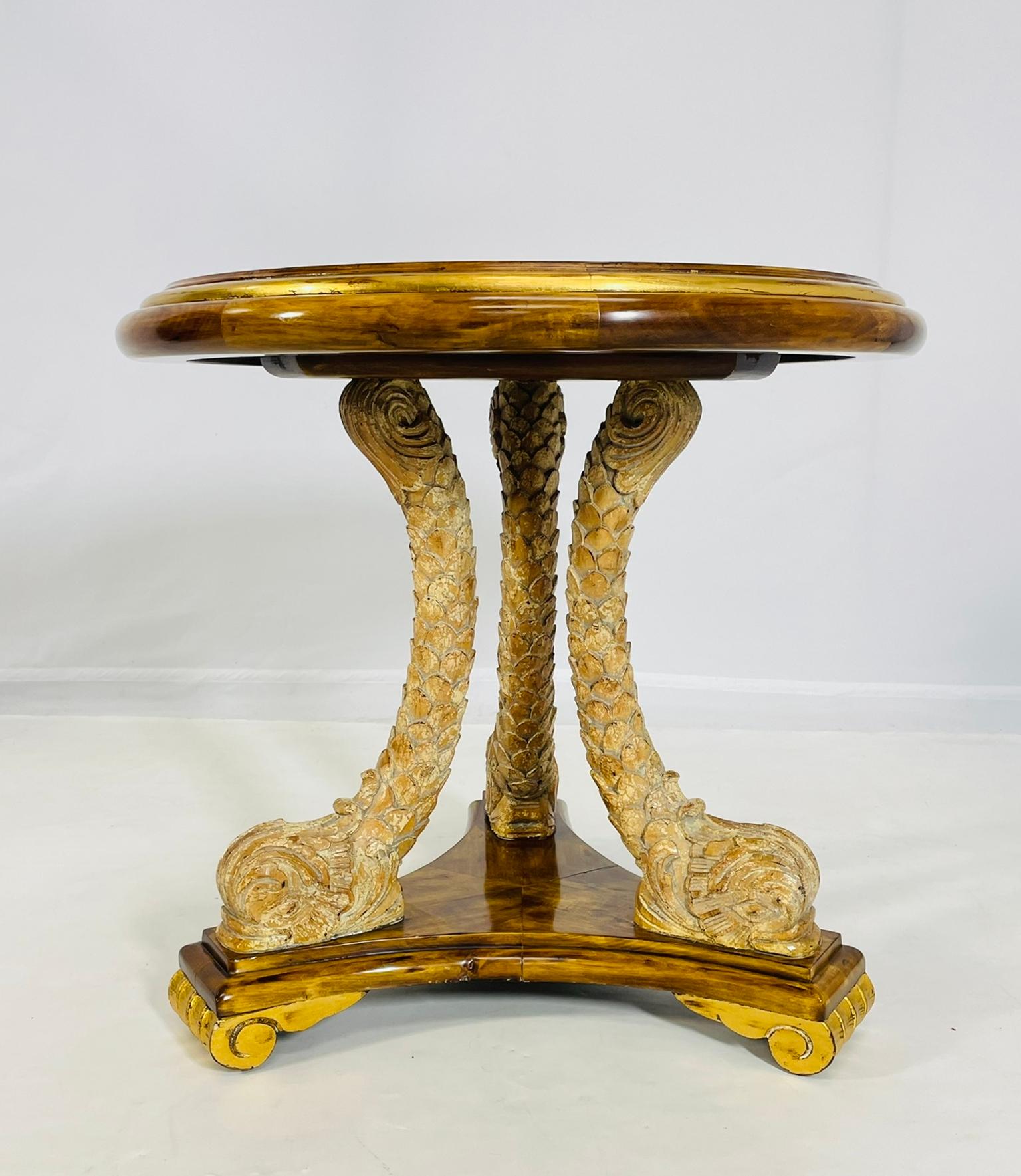 Fin du 20e siècle Table tabouret vintage avec motif de dauphin et touches dorées en vente