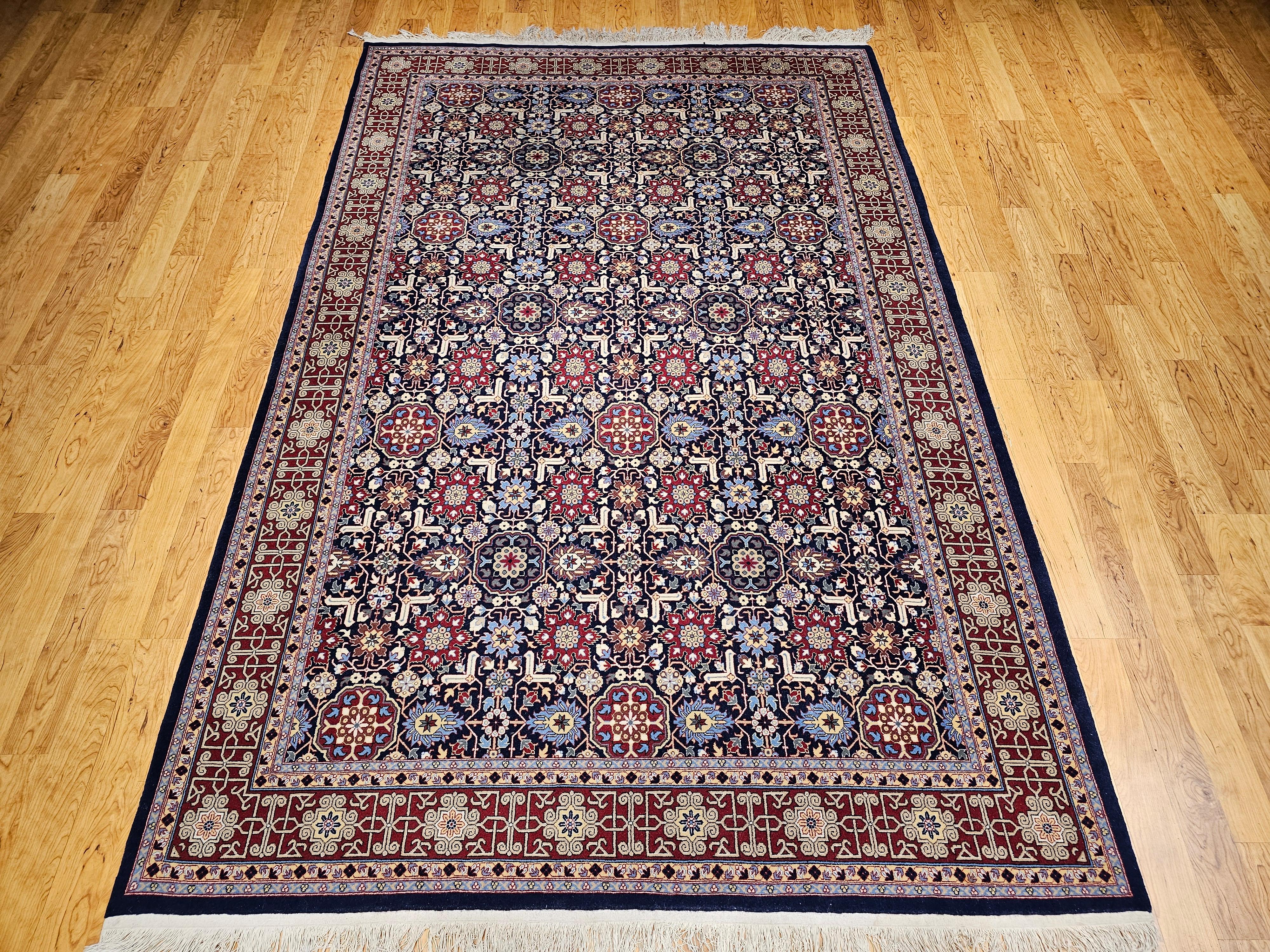 Dieser bemerkenswerte alte persische Täbriz-Teppich zeigt ein seltenes und sehr begehrtes geometrisches kaukasisches Kuba-Muster, das wunderschön in einem raumgroßen Format wiedergegeben ist. Dieses im dritten Viertel des 20. Jahrhunderts in
