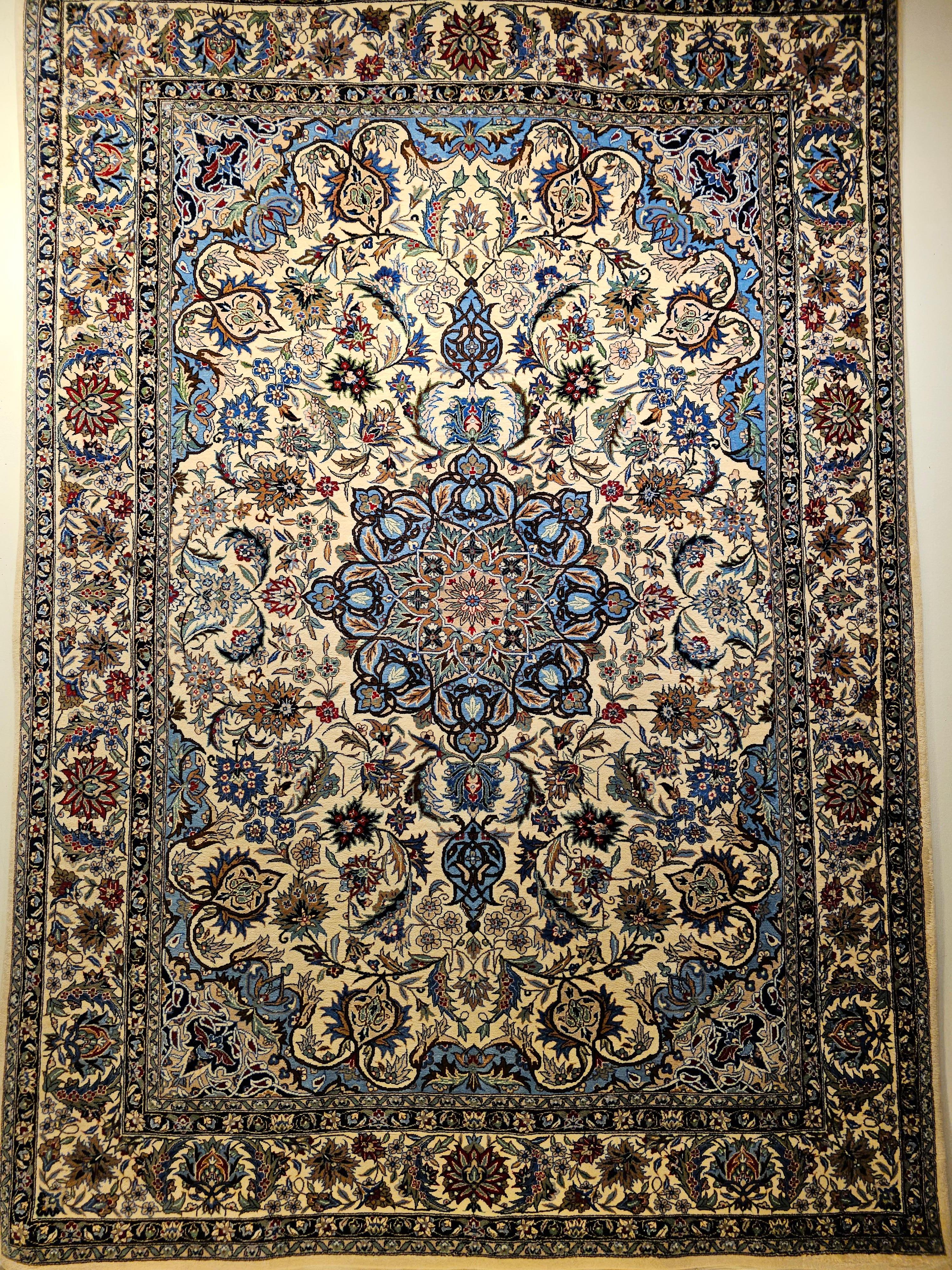 Indiano Tappeto persiano d'epoca Tabriz con motivo floreale in avorio, blu persiano e verde in vendita