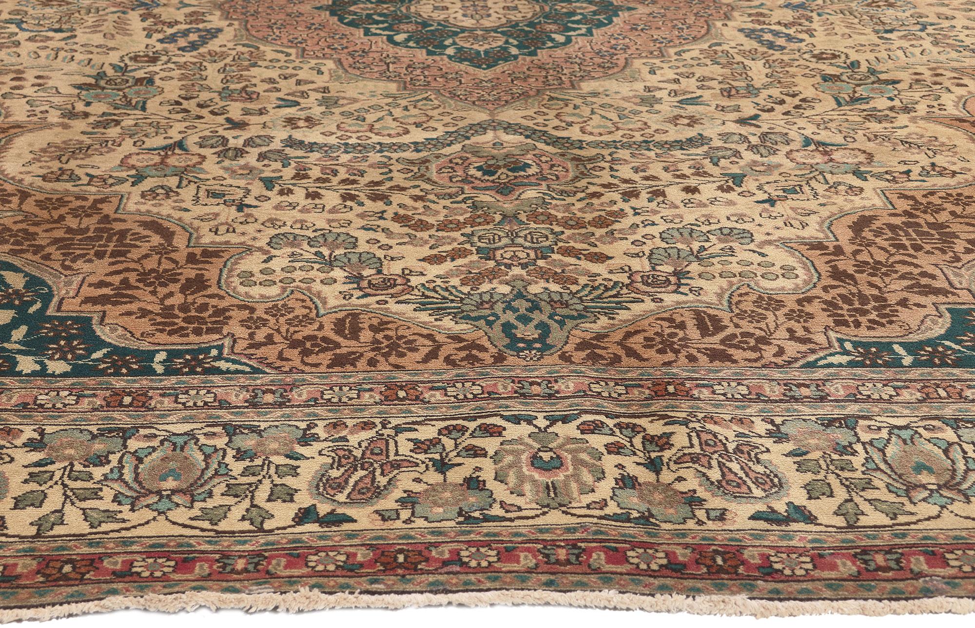 Tabriz-Teppich im traditionellen Vintage-Stil (Handgeknüpft) im Angebot