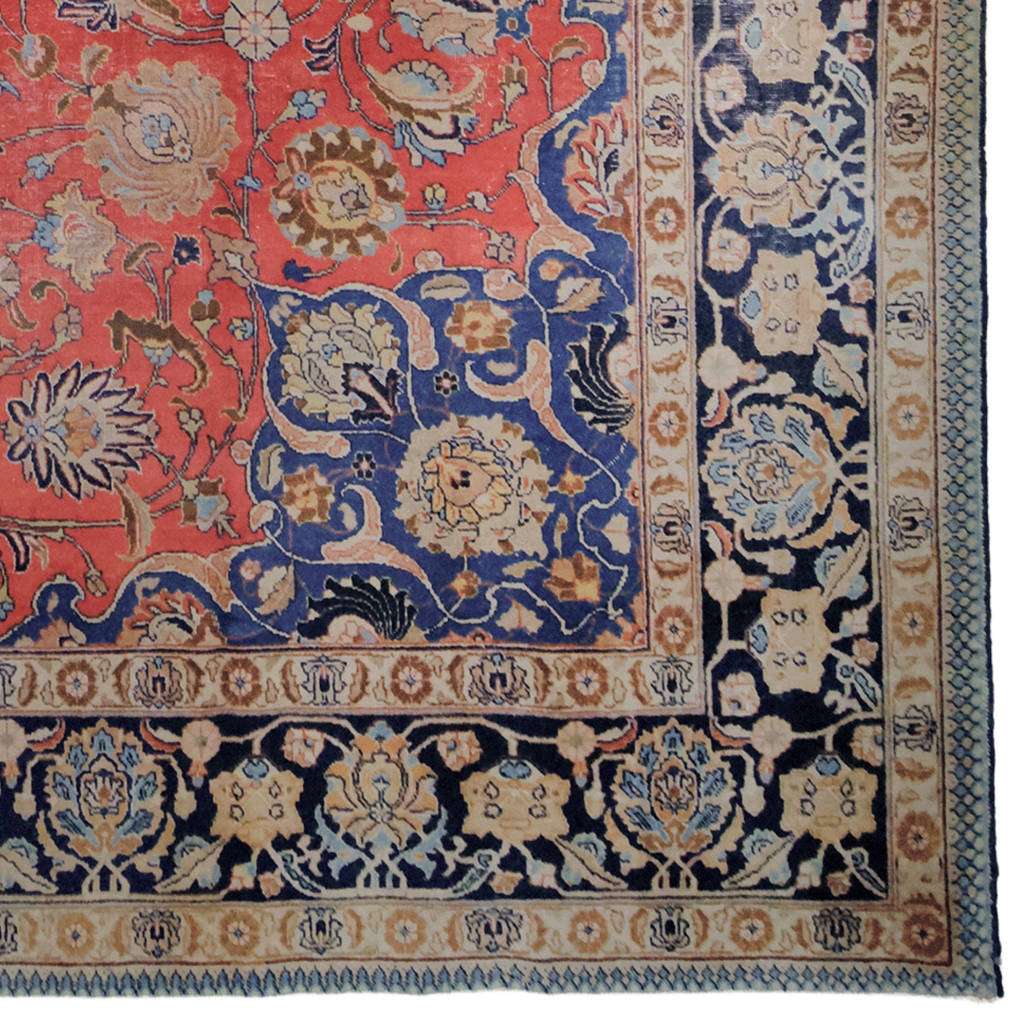 Vintage Tabriz Carpet - 20th Century Tabriz Carpet In Good Condition For Sale In Sultanahmet, 34