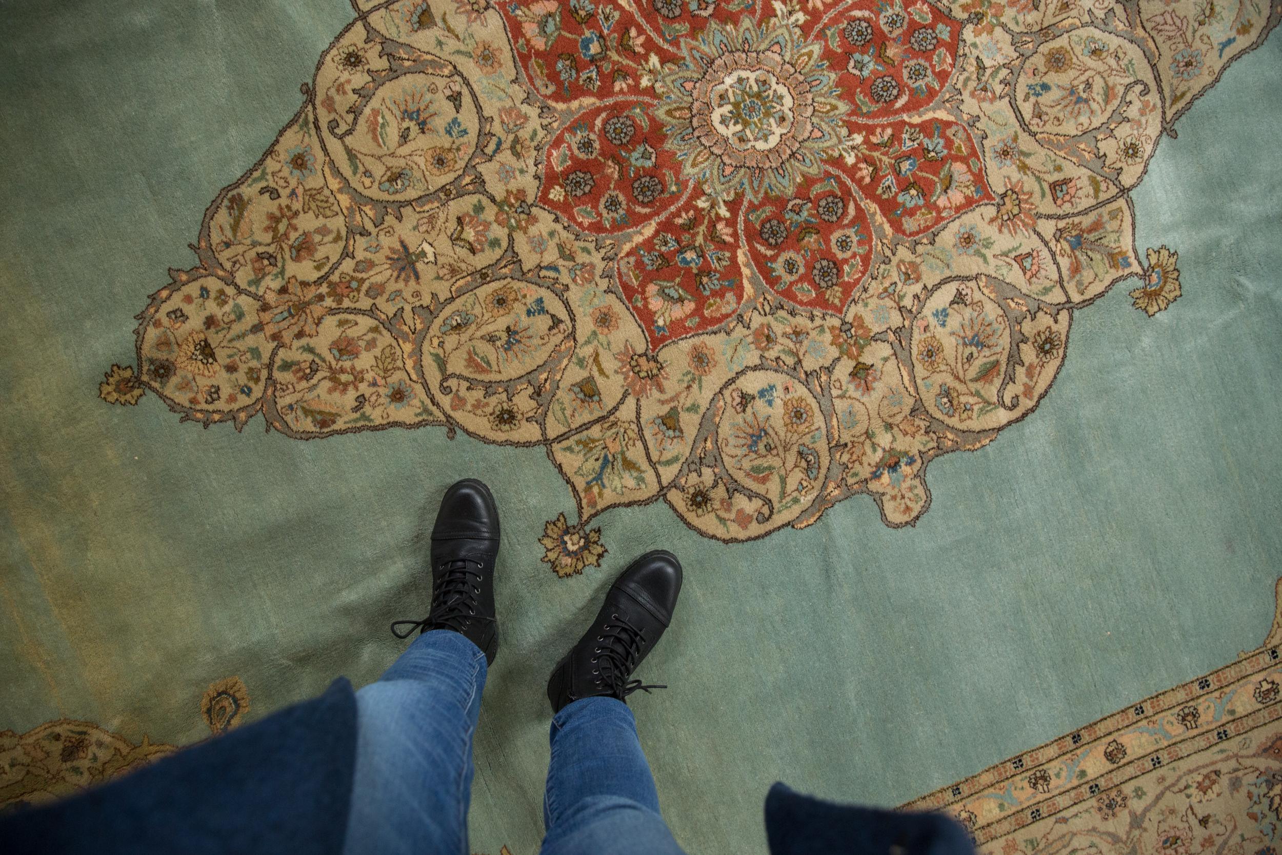 :: Zentrales Hauptmedaillon mit langen Ranken, die sich darin auf einem offenen, schön geschliffenen Hauptfeld in einem beruhigenden Blauton ausbreiten. Die Eckzwickel überlagern die Kontur des Hauptmedaillons in Form eines Dreifußes, der die