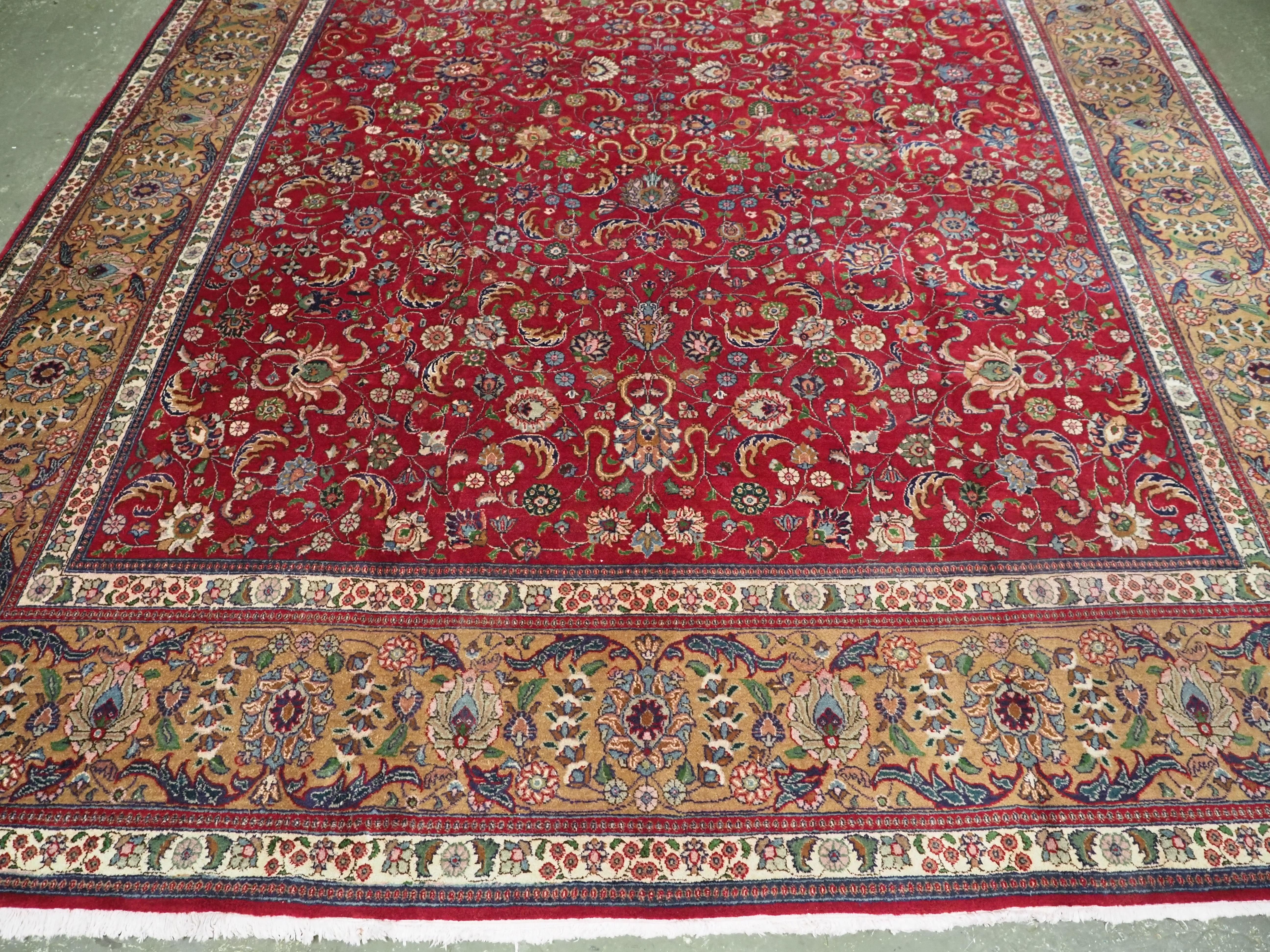 Tabriz-Teppich im Vintage-Stil mit traditionellem All-Over-Design in großen Zimmergröße. (Mitte des 20. Jahrhunderts) im Angebot