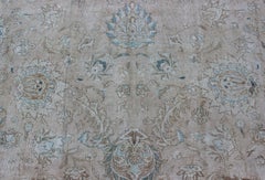 Tappeto vintage di Tabriz con un delicato motivo floreale a medaglione in tonalità neutre