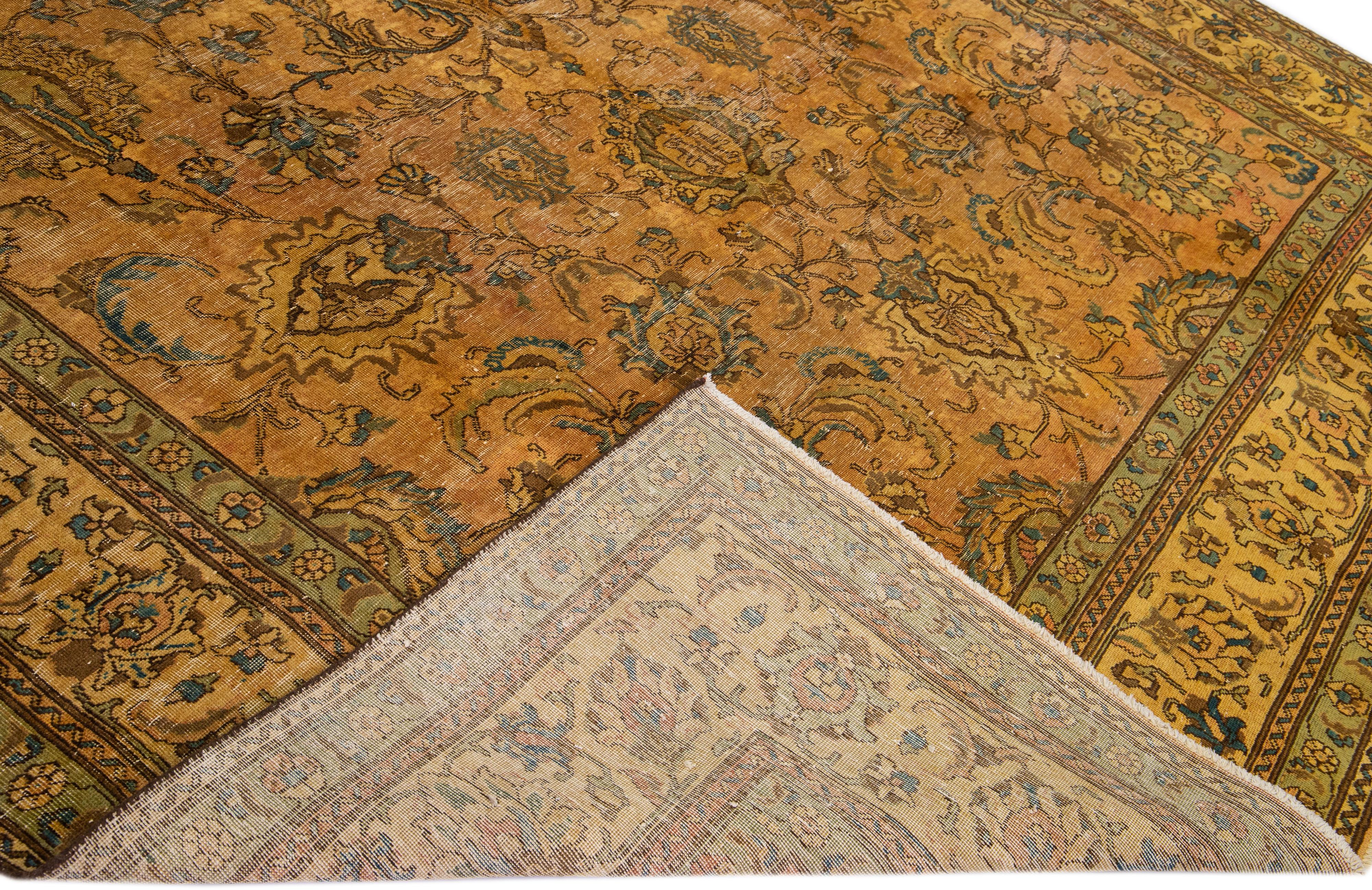 Ein schöner antiker handgeknüpfter Wollteppich mit einem braunen Farbfeld. Dieser Teppich hat einen grünen Rahmen und mehrfarbige Akzente in einem geometrischen, floralen Allover-Muster.

Dieser Teppich misst 9'9