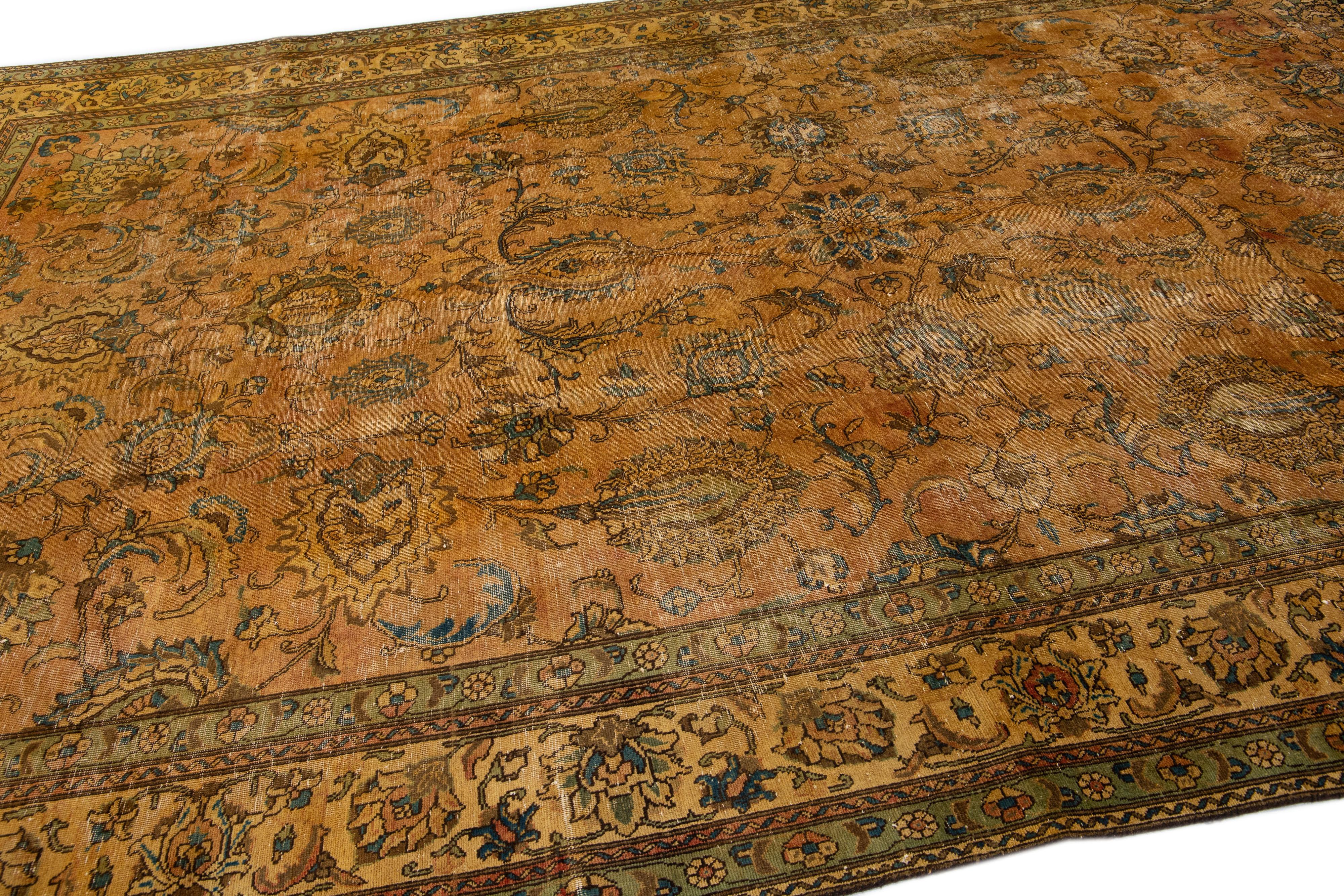 Handgefertigter brauner persischer Tabriz-Wollteppich mit floralem Design im Zustand „Starke Gebrauchsspuren“ im Angebot in Norwalk, CT