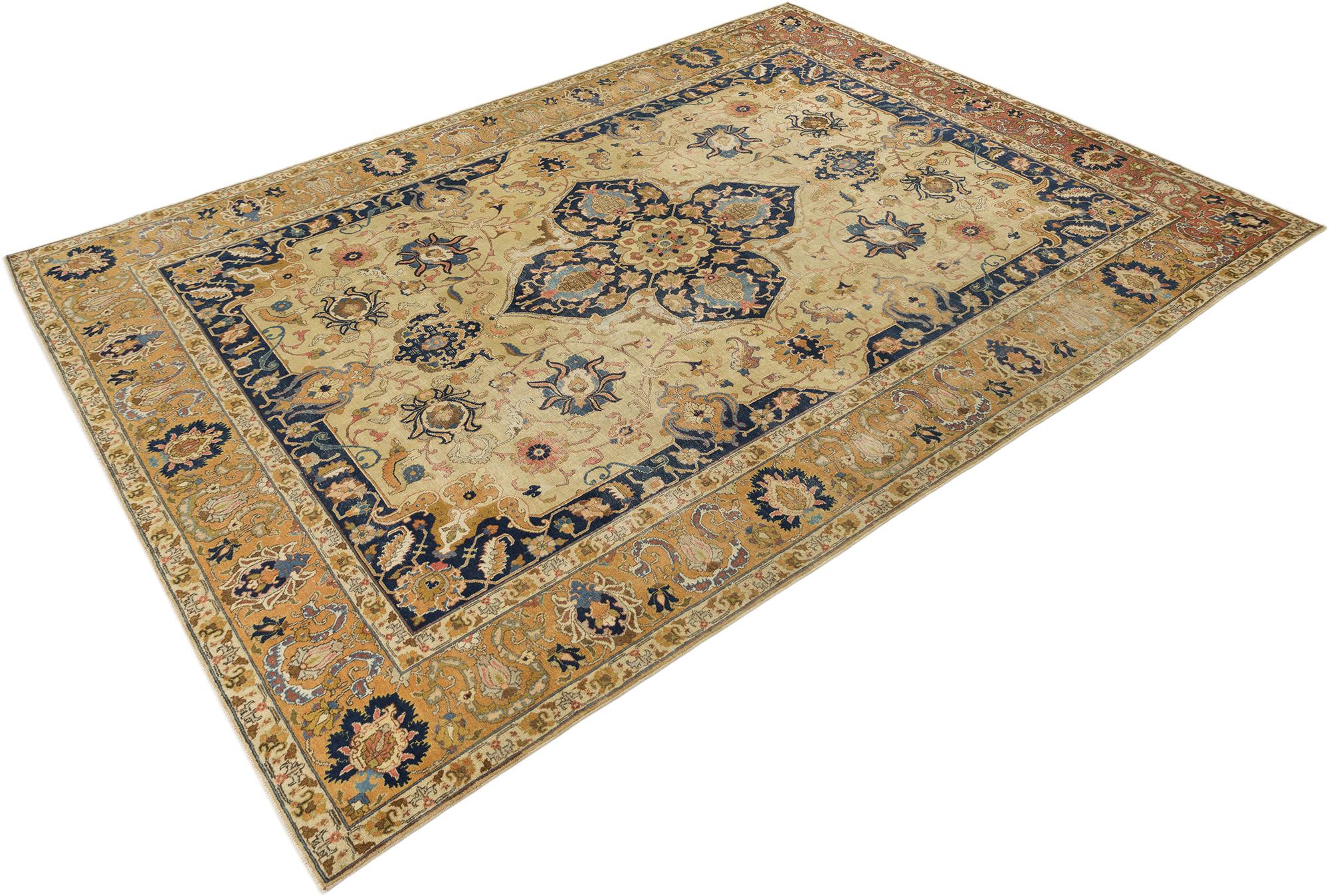 Handgeknüpfter Vintage-Teppich aus Täbris, gewebt im Iran um 1940 mit traditioneller Handwerkskunst.

Mit einem zentralen Blumenmedaillon auf einem elfenbeinfarbenen Feld, umgeben von Arabesken, Palmetten und Rankenmotiven. Akzente in Marineblau,