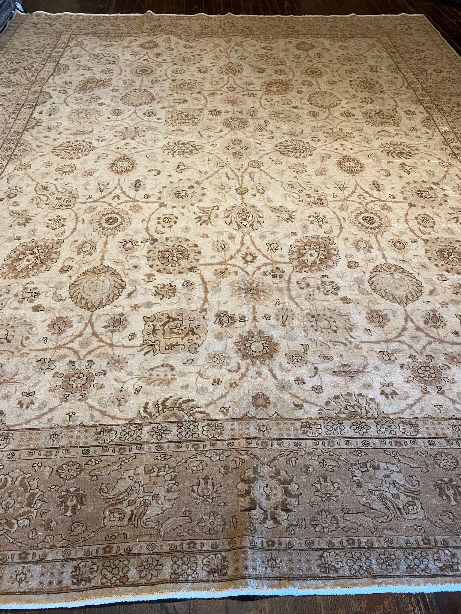 Der Teppich Vintage Tabriz strahlt mit seinem filigranen Design und seiner subtilen Farbpalette zeitlose Eleganz aus. Mit einer großzügigen Größe von 11' x 13'10