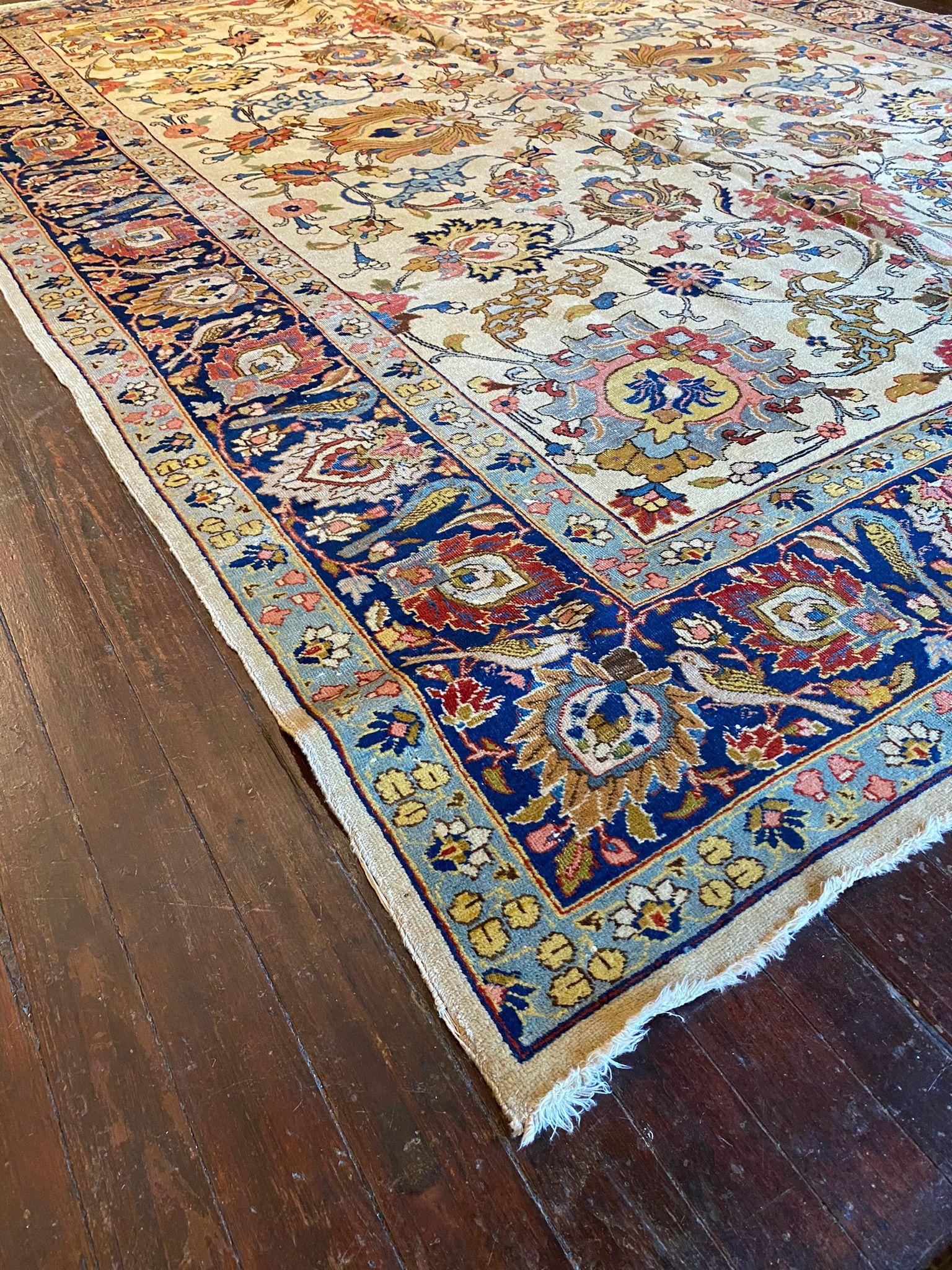Die primäre Hintergrundfarbe dieses Vintage-Tabriz-Teppichs ist ein sanftes und elegantes Creme, das als Leinwand für den reichen Wandteppich aus Farben und Mustern dient, die seine Oberfläche schmücken. Der cremefarbene Hintergrund bietet einen