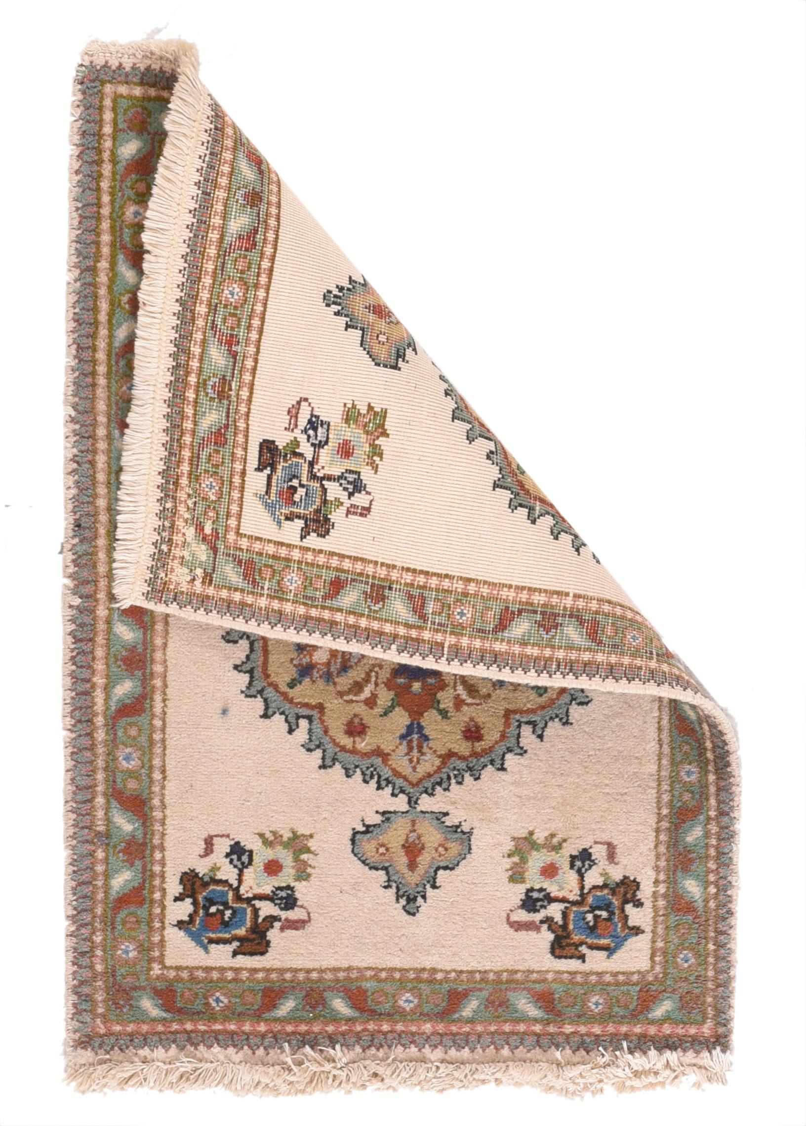 Vintage Tabriz Teppich 2' x 3'. Dieser gut gewebte Teppich im urbanen Stil zeigt ein kühnes Strohpalmettenmedaillon, eingefasst von grünen Akanthoiden mit Stacheln, mit kleinen Anhängern en suite und blauen schrägen Vasen in den Ecken, alles auf