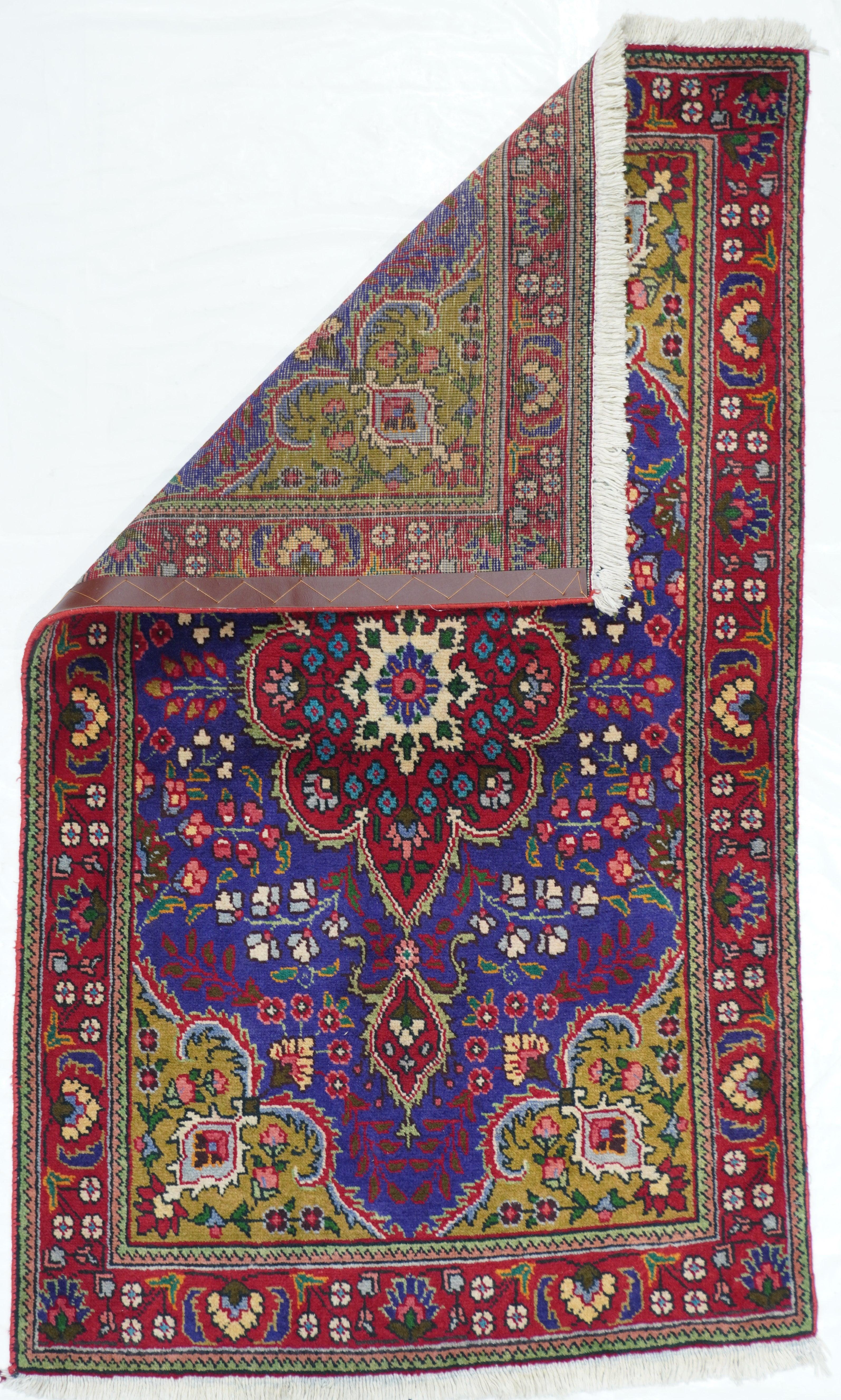 Vintage Tabriz Teppich, Maßnahmen: 3'2'' x 5'3''. Dieses gut gewebte Streumaterial auf Baumwollbasis im urbanen Stil zeigt ein rotes, spitz zulaufendes Oktofolienmedaillon mit einem angepassten, gezackten Zentrum auf einem königsblauen Grund, der