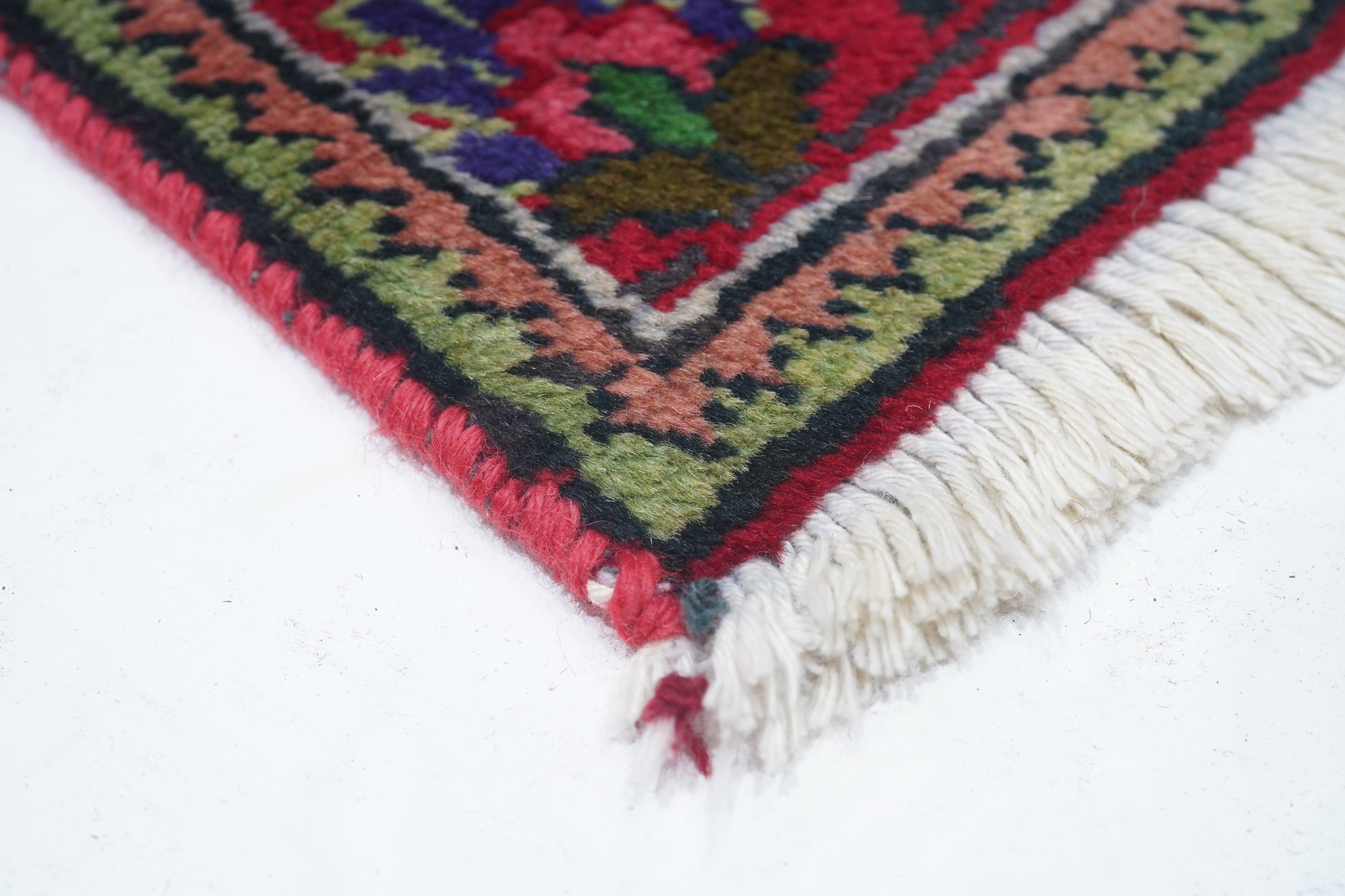 Täbris-Teppich 3'2'' x 5'3'' im Zustand „Gut“ im Angebot in New York, NY