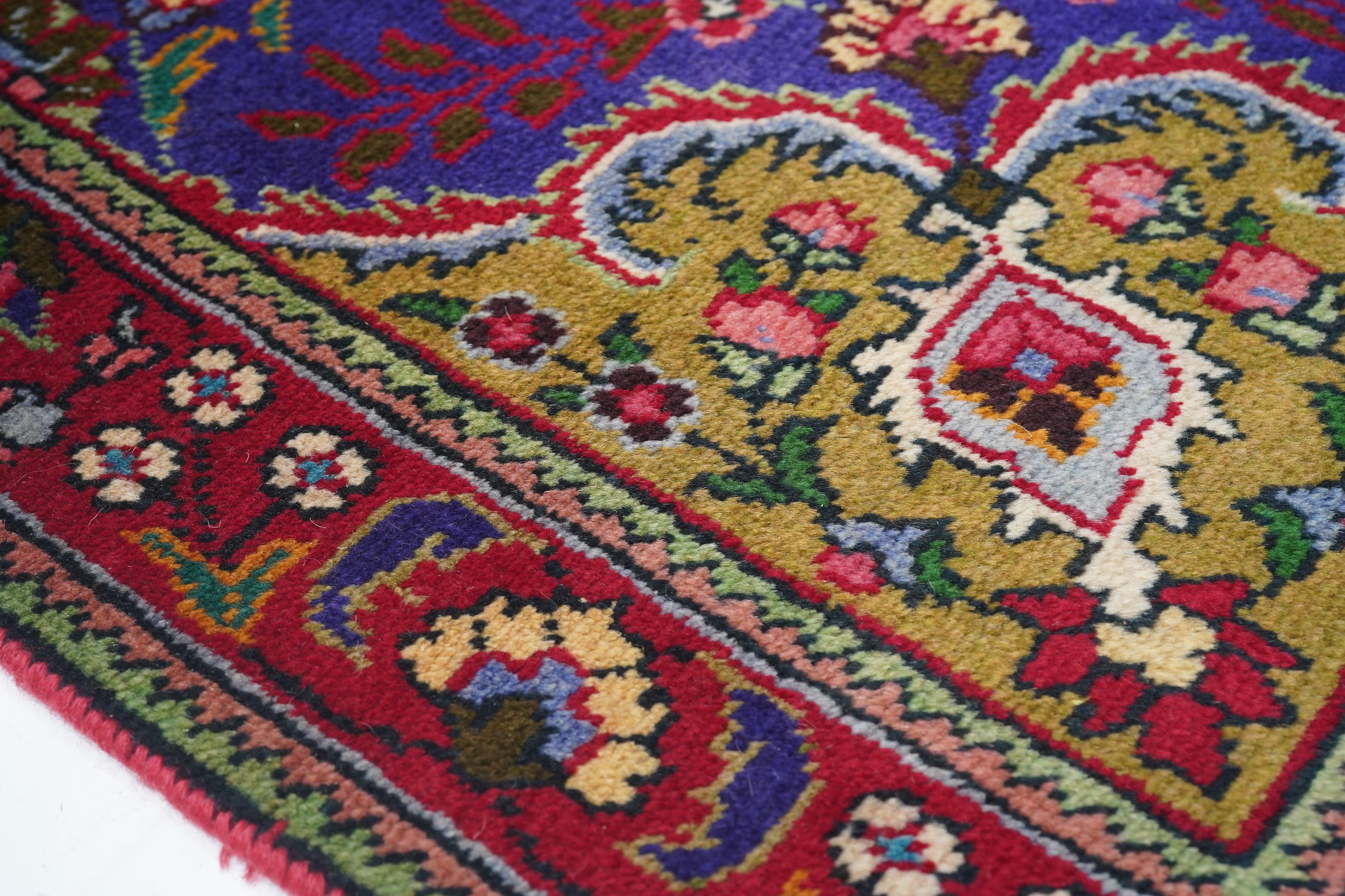 Täbris-Teppich 3'2'' x 5'3'' (Mitte des 20. Jahrhunderts) im Angebot