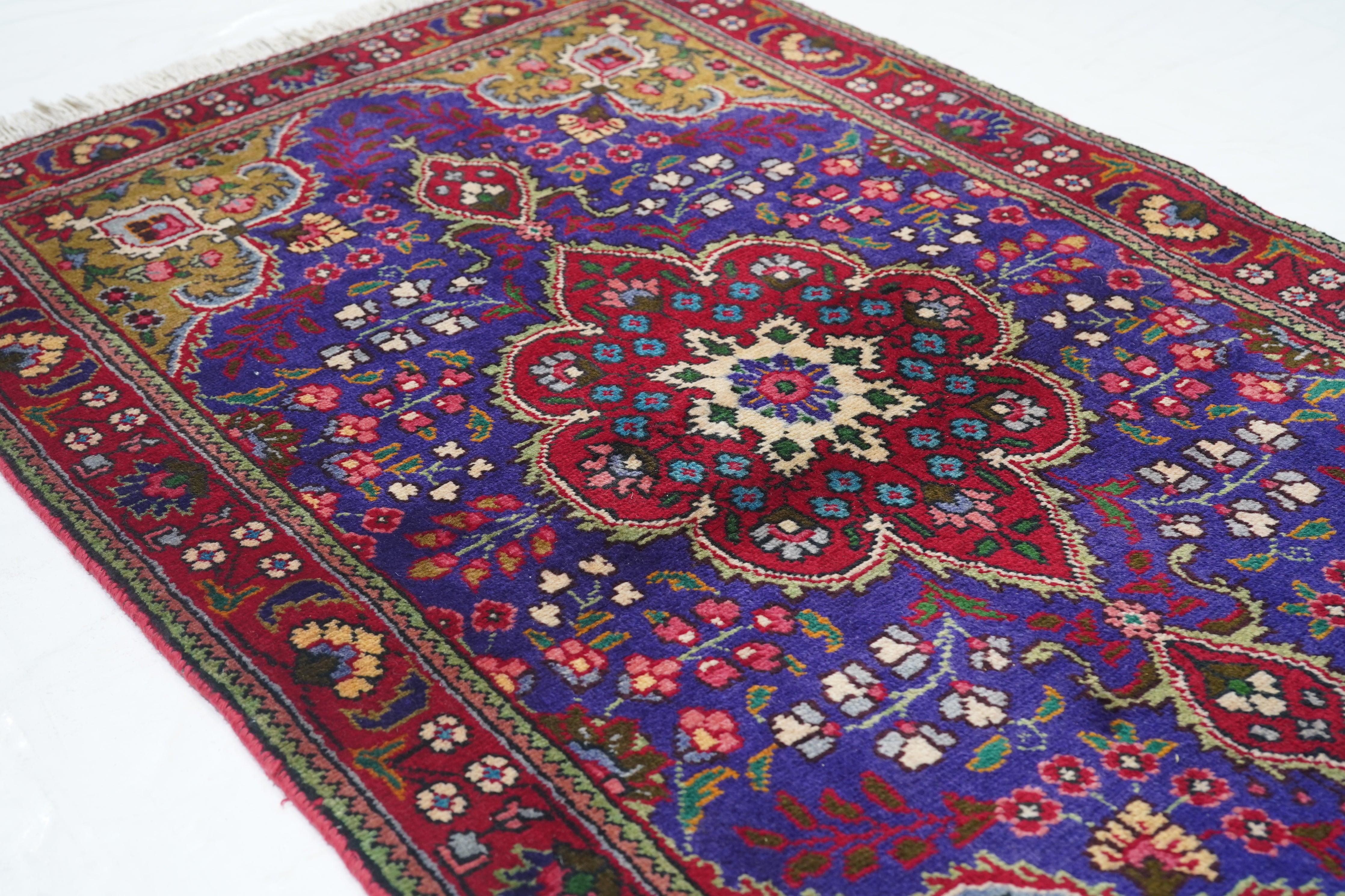 Täbris-Teppich 3'2'' x 5'3'' (Wolle) im Angebot