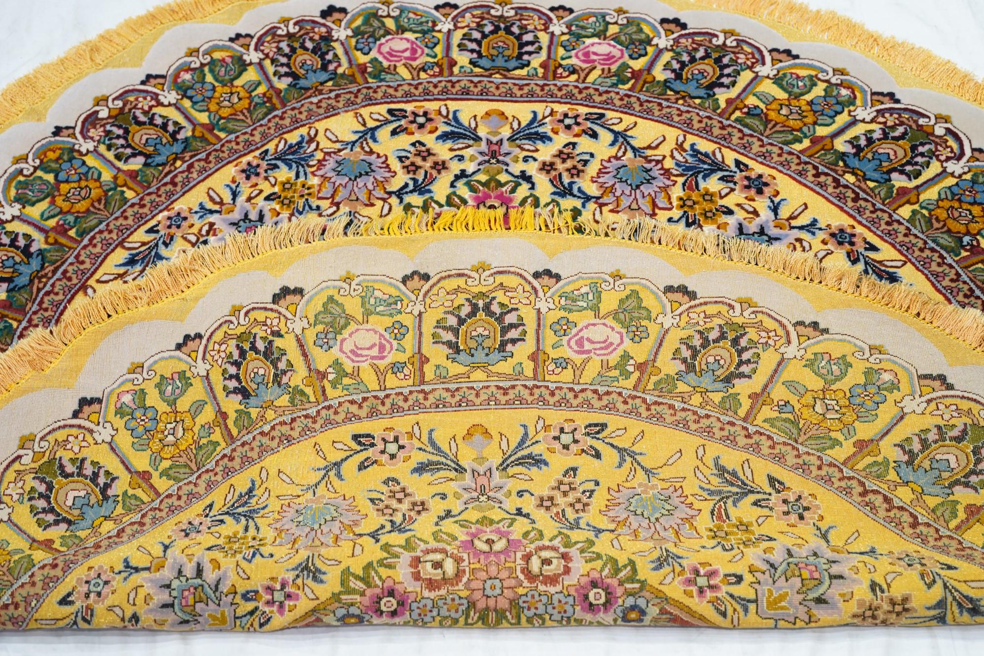 Tappeto persiano Tabriz estremamente fine in lana e seta 4'9'' x 5'0'' in vendita 4