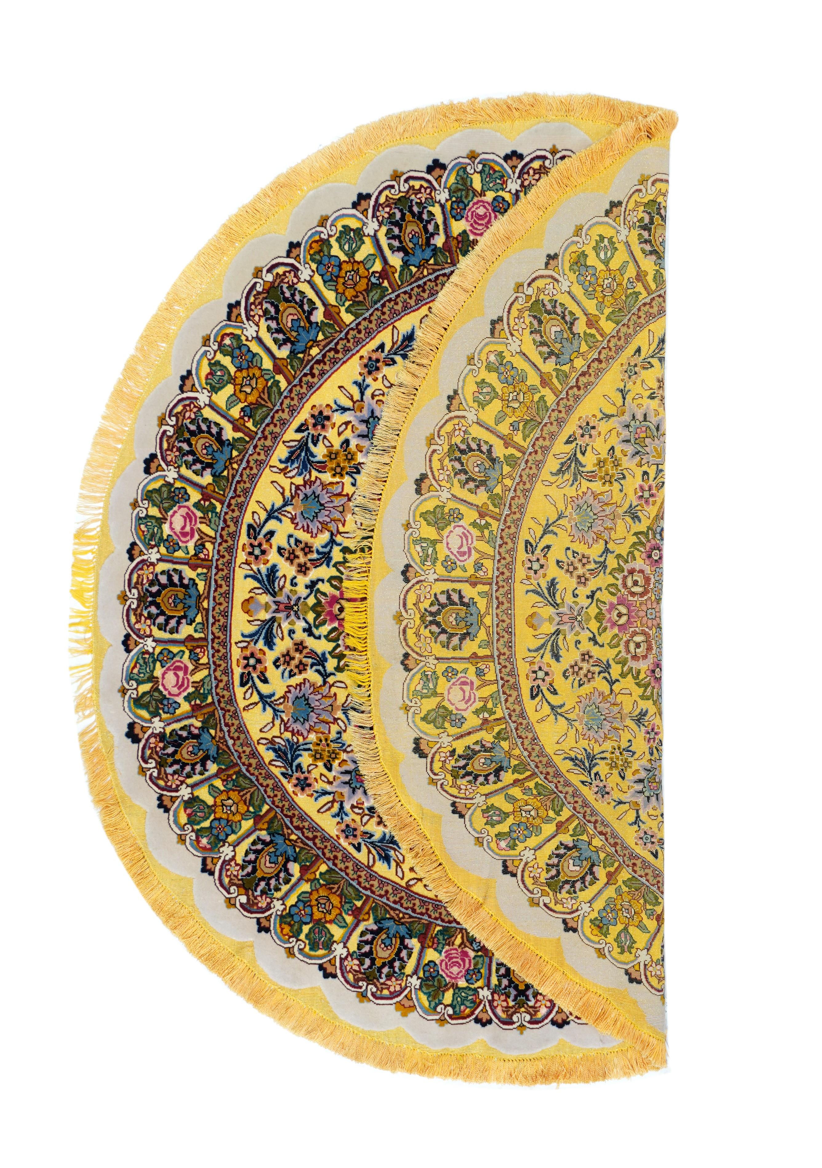 Tappeto persiano Tabriz estremamente fine in lana e seta 4'9'' x 5'0''.  Dall'artista Master Weaver con una base di seta.