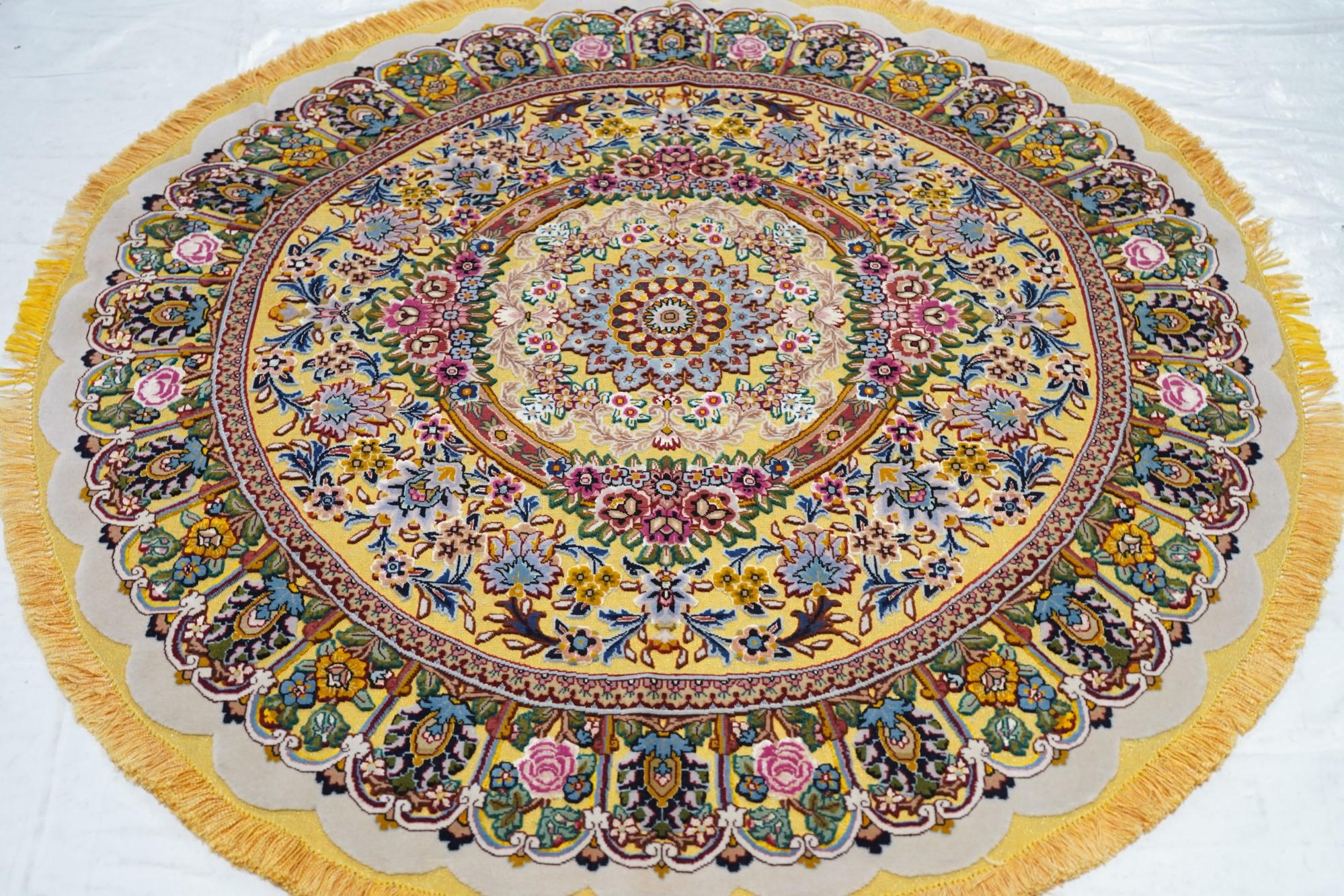 Fine XX secolo Tappeto persiano Tabriz estremamente fine in lana e seta 4'9'' x 5'0'' in vendita