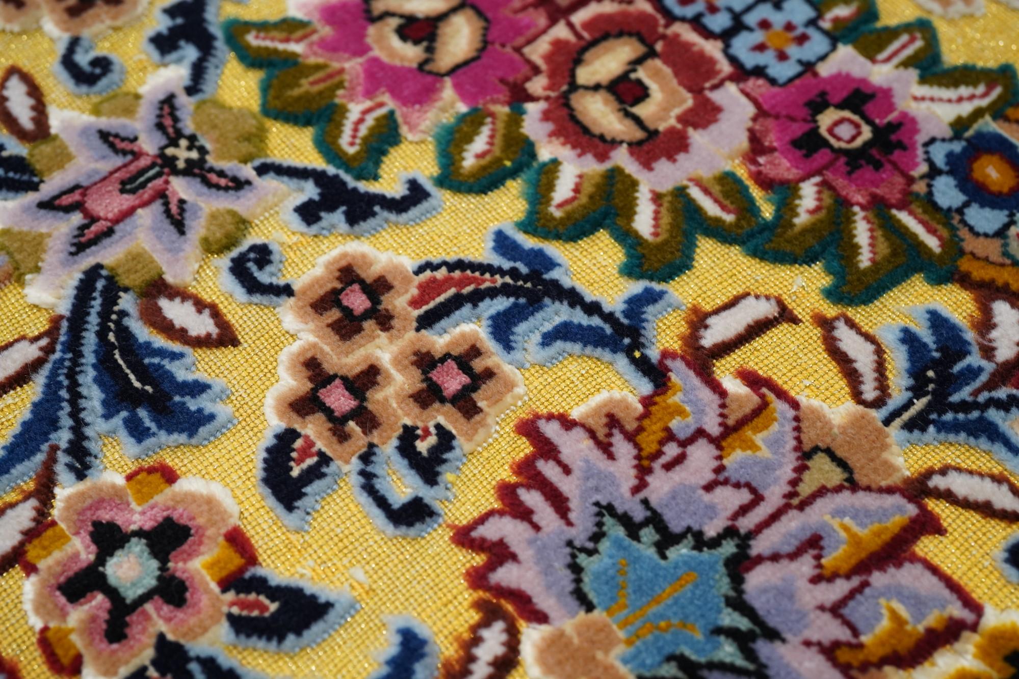Tappeto persiano Tabriz estremamente fine in lana e seta 4'9'' x 5'0'' in vendita 1