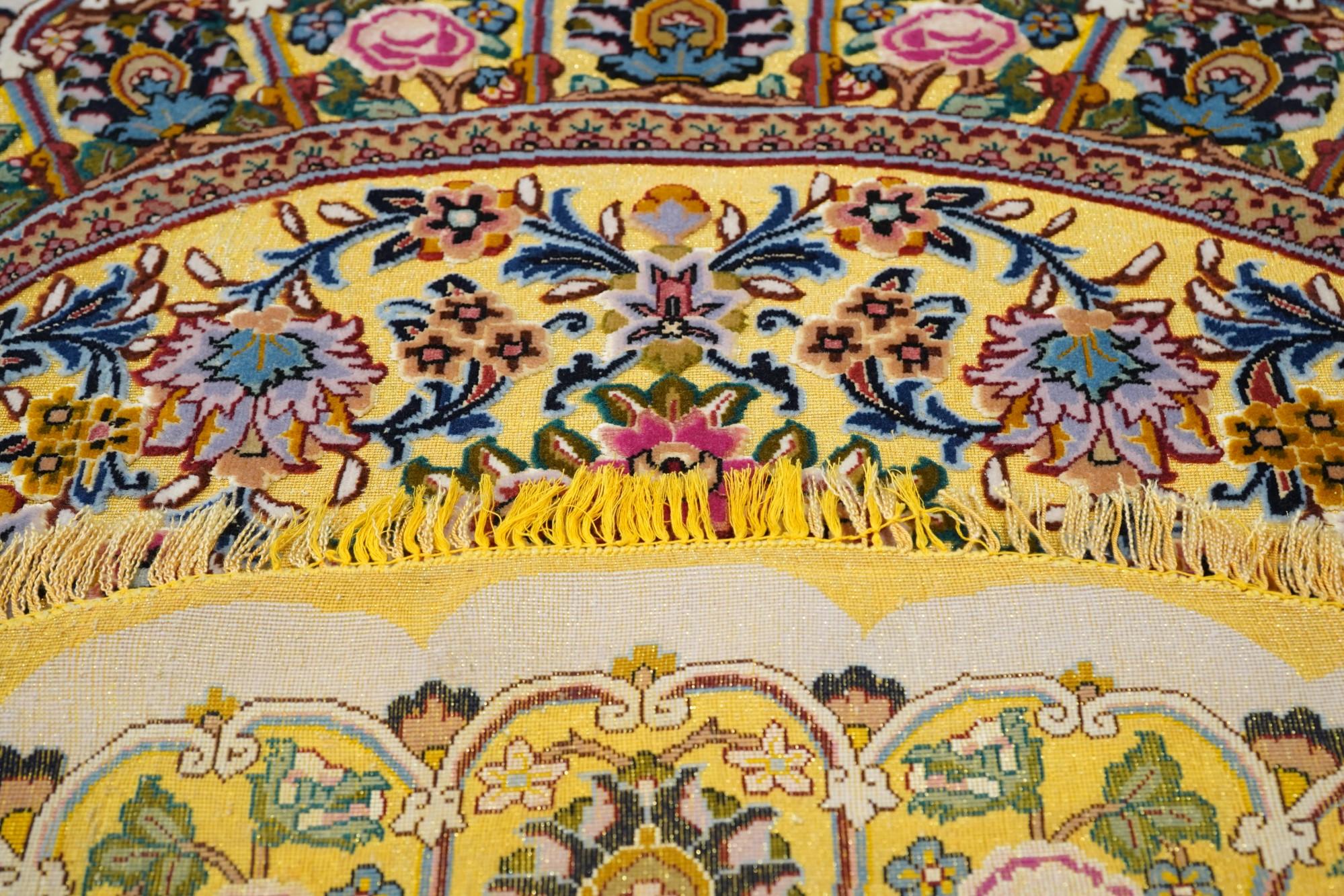 Tappeto persiano Tabriz estremamente fine in lana e seta 4'9'' x 5'0'' in vendita 3
