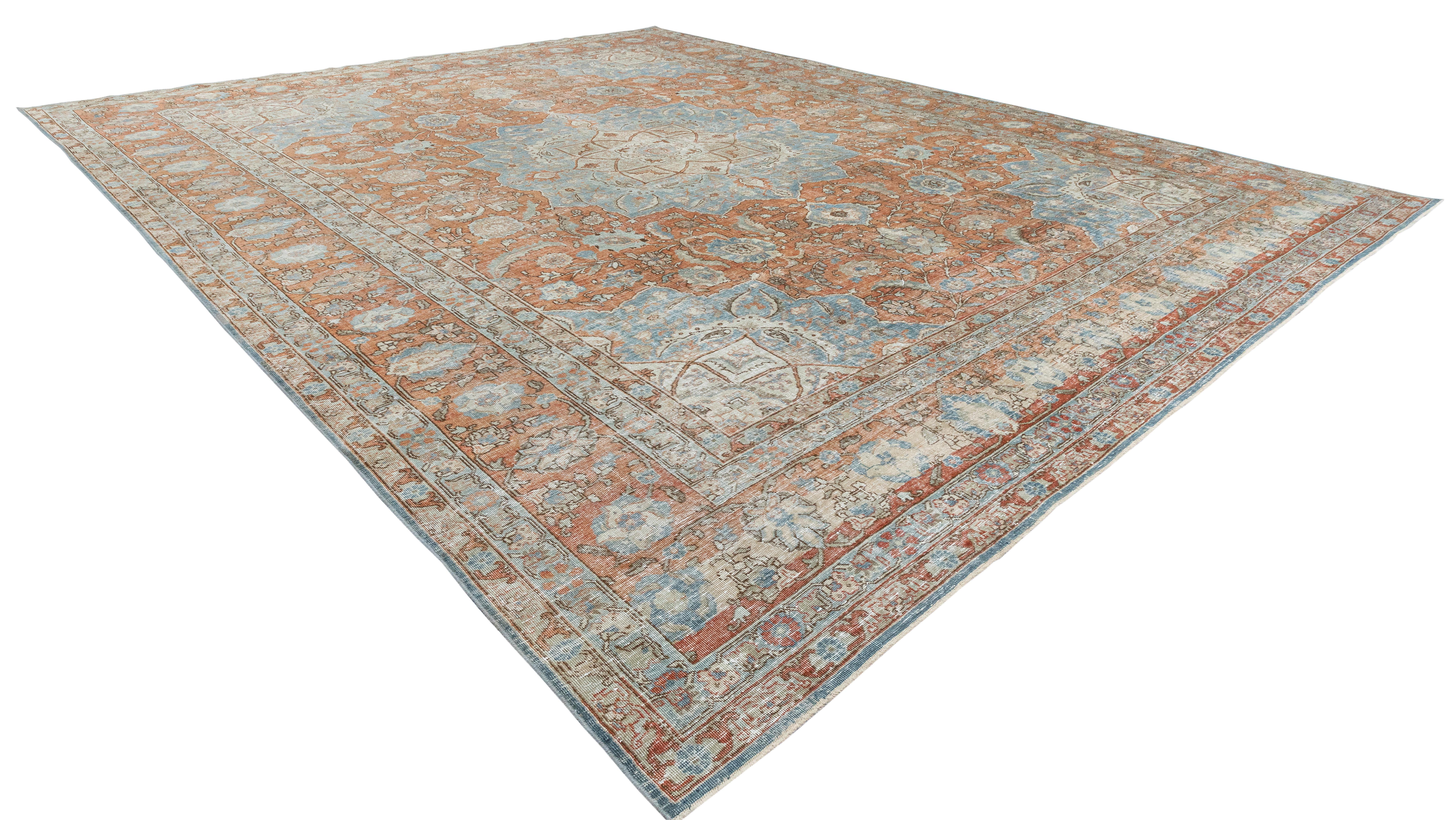 Noué à la main Tapis Tabriz vintage  Laine nouée à la main  Rouille et bleu  Milieu du 20e siècle en vente