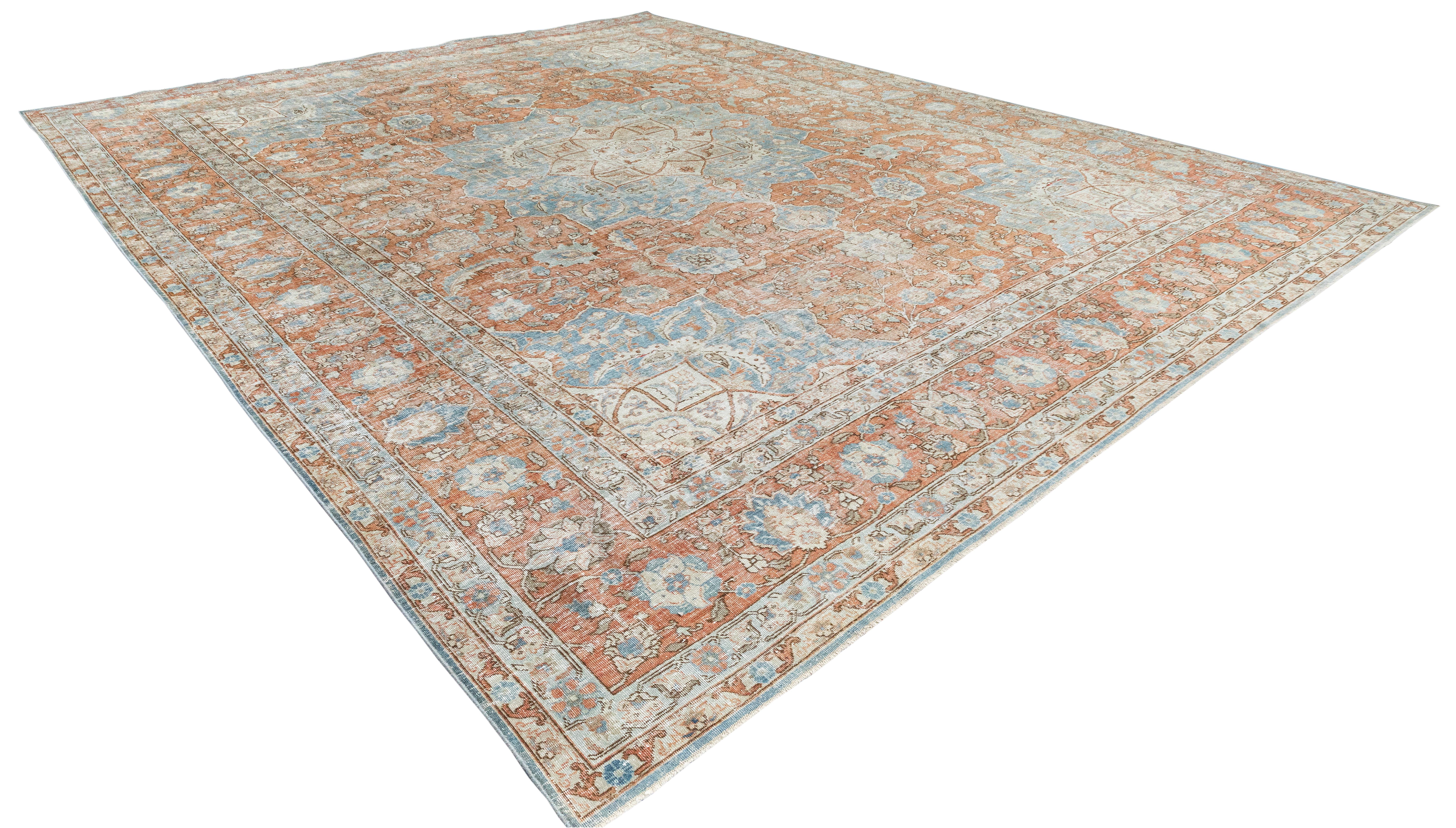 Tapis Tabriz vintage  Laine nouée à la main  Rouille et bleu  Milieu du 20e siècle Bon état - En vente à New York, NY