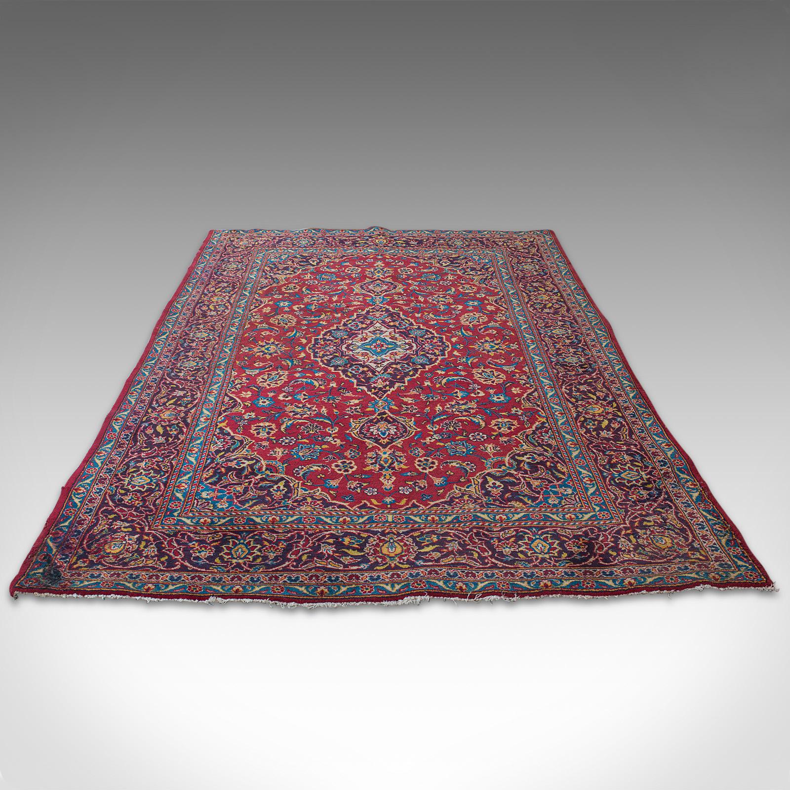 Il s'agit d'un tapis Tabriz vintage de qualité. Tapis en laine tissée du nord-ouest de la Perse, idéal pour le hall d'entrée ou le salon, datant de la fin du XXe siècle, vers 1980.

De format Dozar polyvalent, 144 cm (56,75
