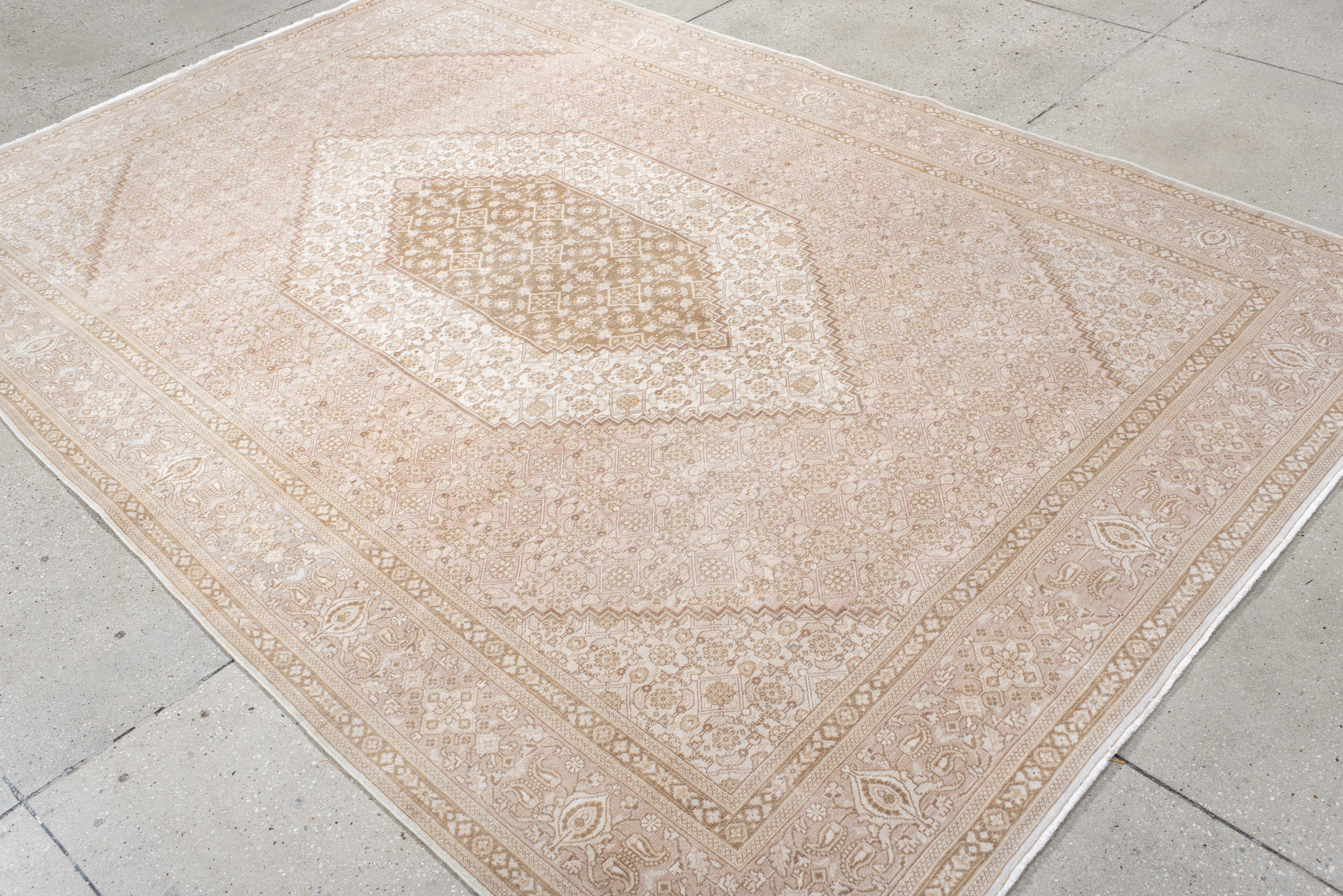Alfombra Tabriz Vintage con Campo Blush Suave y Medallón Floral Marfil en Bueno estado para la venta en New York, NY