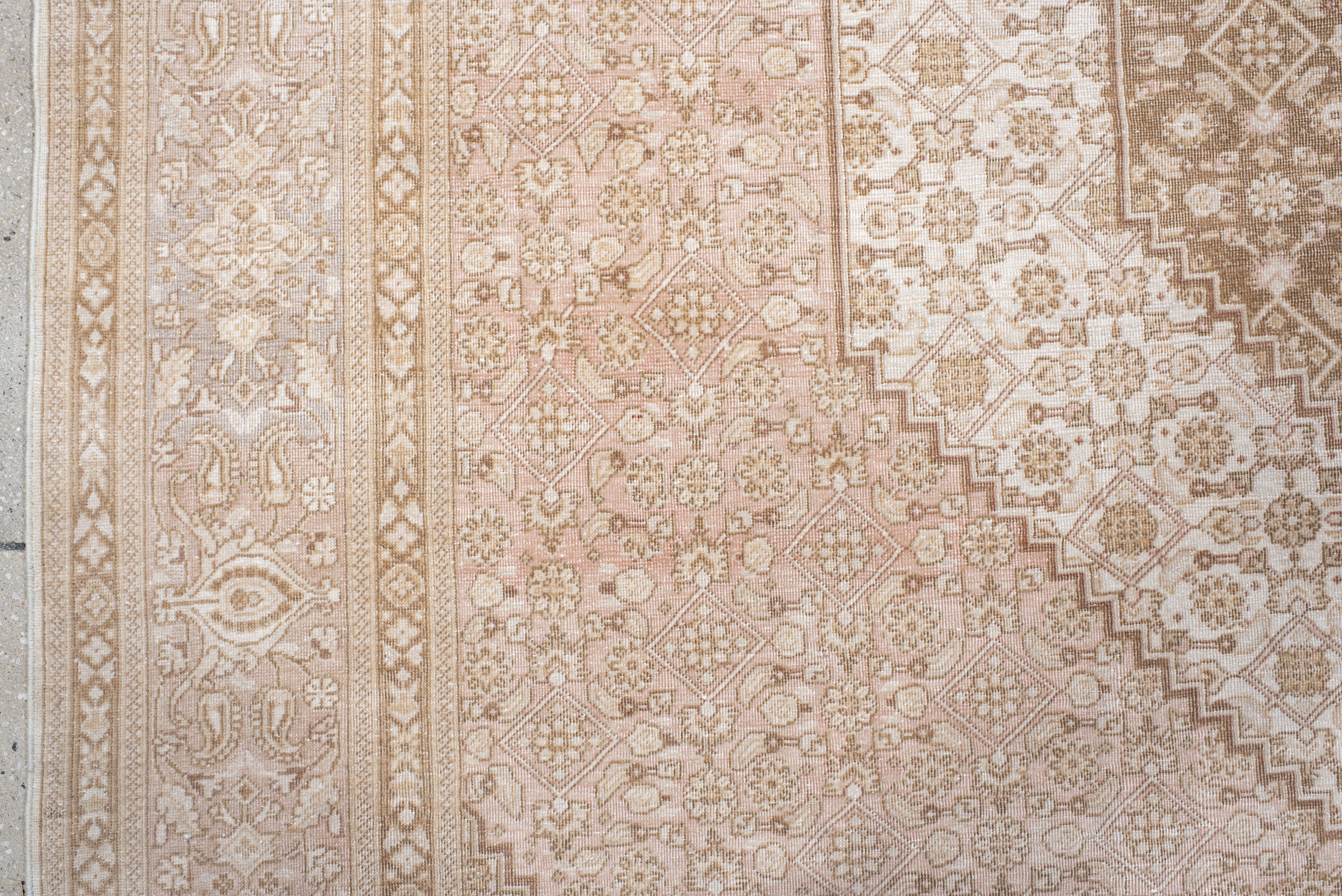 Alfombra Tabriz Vintage con Campo Blush Suave y Medallón Floral Marfil en venta 1