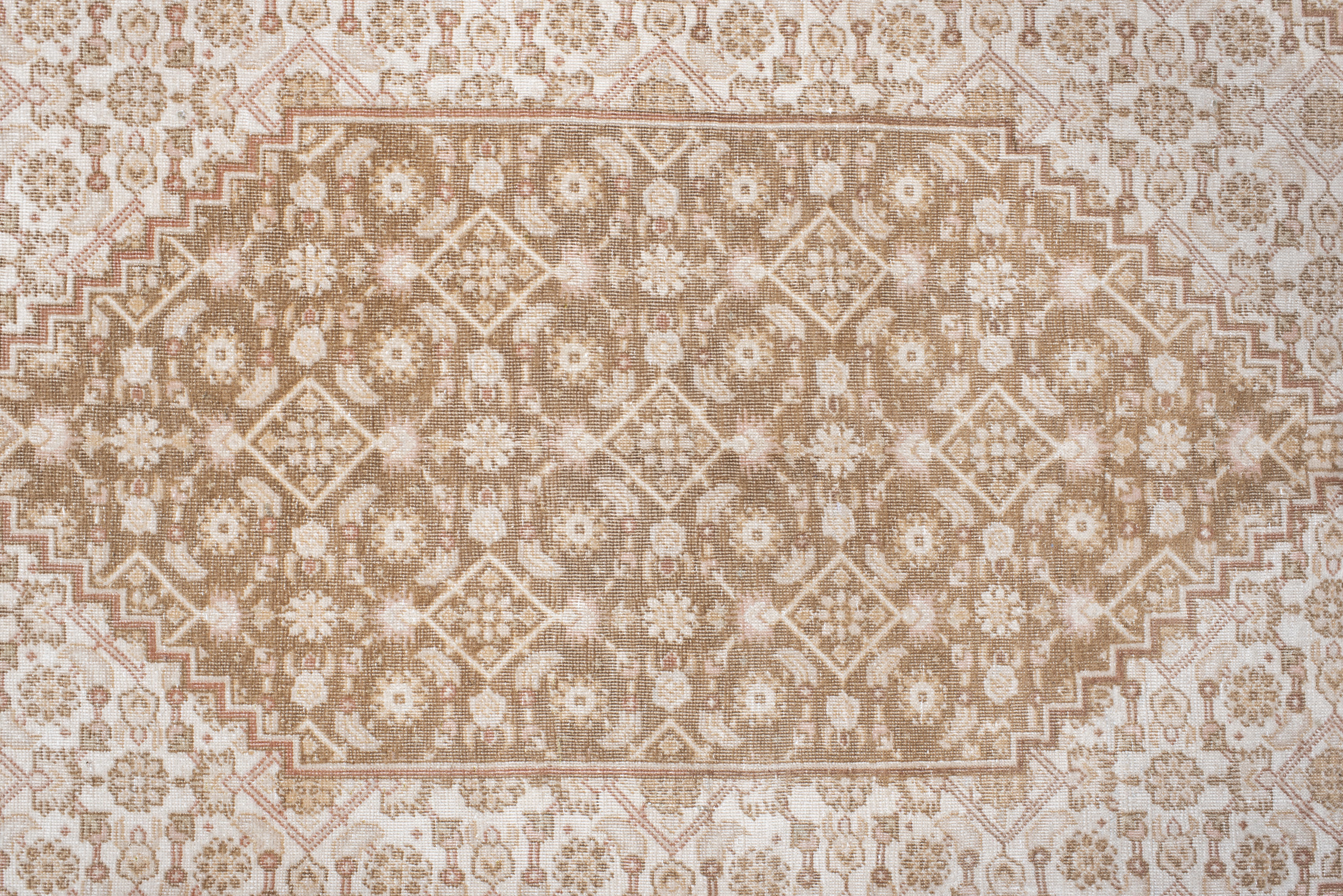 Alfombra Tabriz Vintage con Campo Blush Suave y Medallón Floral Marfil en venta 2