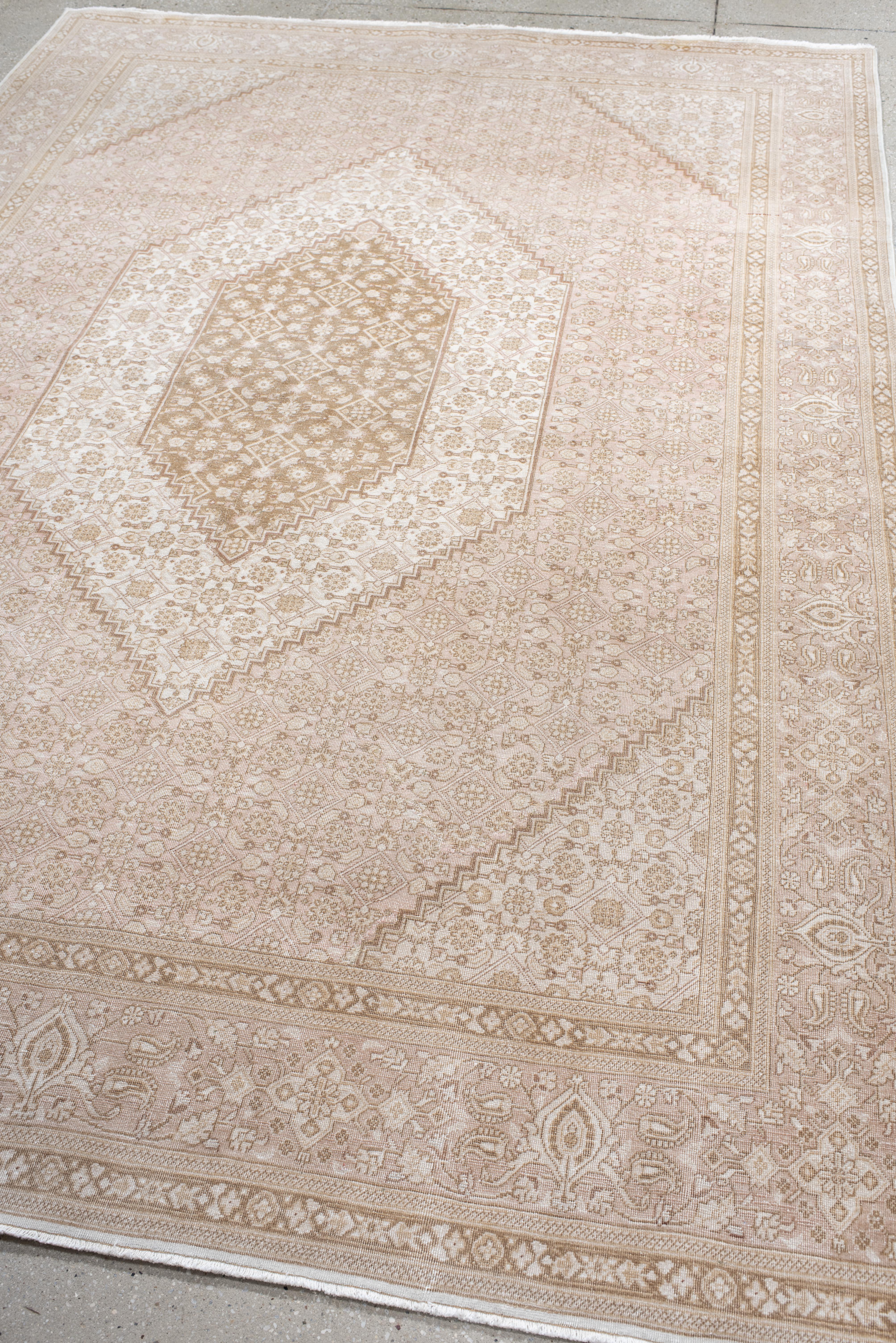 Alfombra Tabriz Vintage con Campo Blush Suave y Medallón Floral Marfil en venta 3