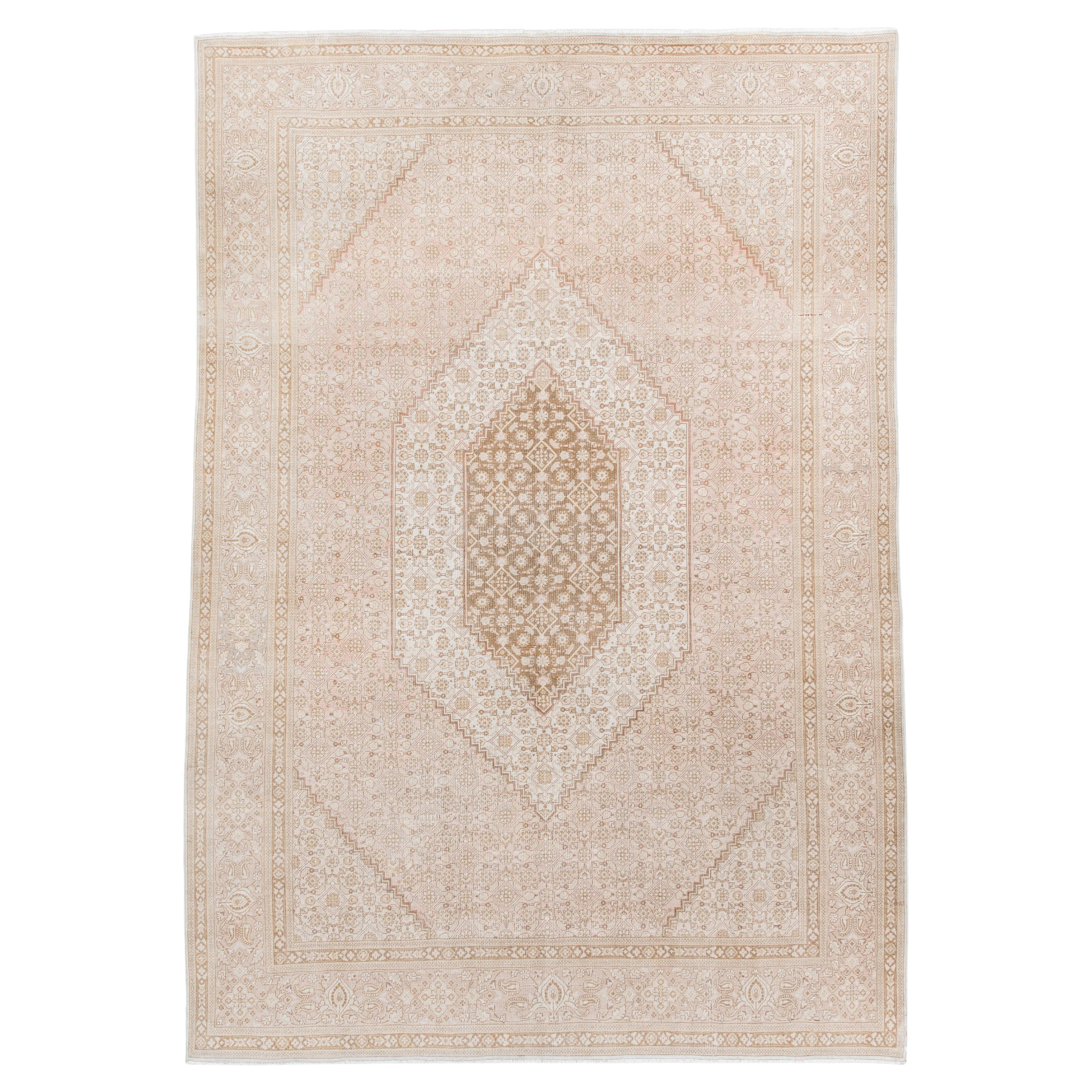 Alfombra Tabriz Vintage con Campo Blush Suave y Medallón Floral Marfil en venta