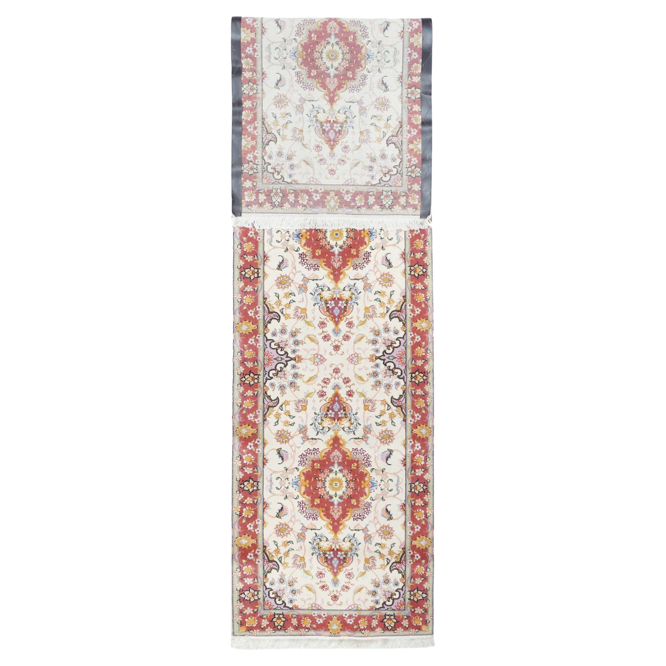 Vintage Tabriz Runner 2'5'' x 10'1''. Il campo avorio mostra tre medaglioni a ottagramma pendenti rossi e gialli, con mezzi medaglioni blu chiaro ai lati, e una palmetta di supporto, una foglia spinata, un fiore e una vite arricciata. Bordo rosso