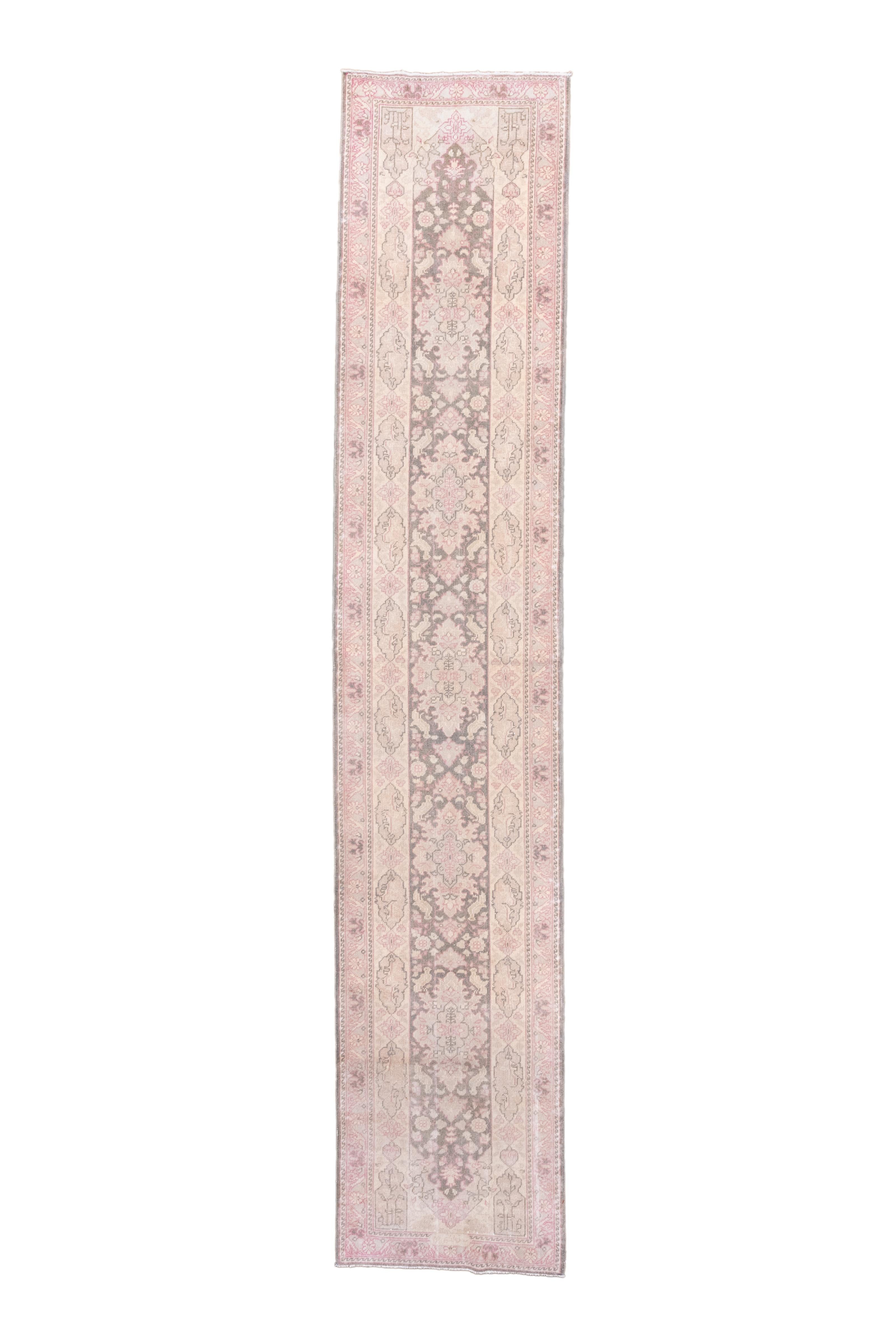 Le champ d'ardoise moyenne est pincé et pointu aux extrémités, et présente cinq cartouches déchiquetés, tous avec des pendants d'écu, avec un remplissage de feuilles et de rosettes. Une large bordure intérieure écrue avec des cartouches crée des