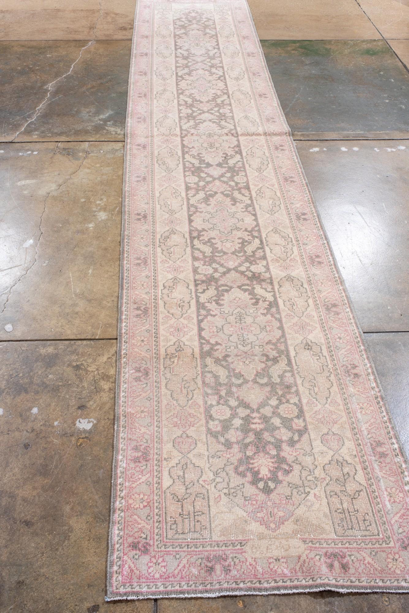 Perse Chemin de table Tabriz vintage avec des détails roses en vente