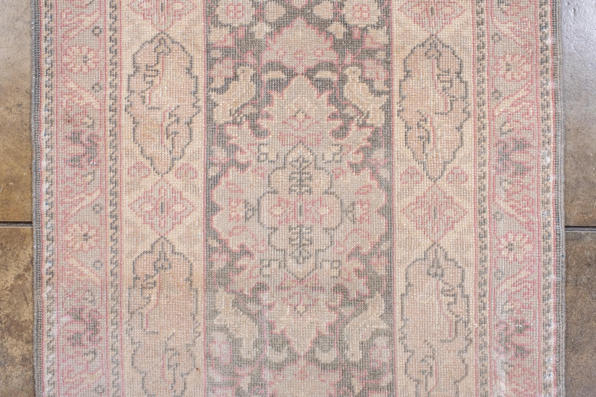 Chemin de table Tabriz vintage avec des détails roses Bon état - En vente à New York, NY