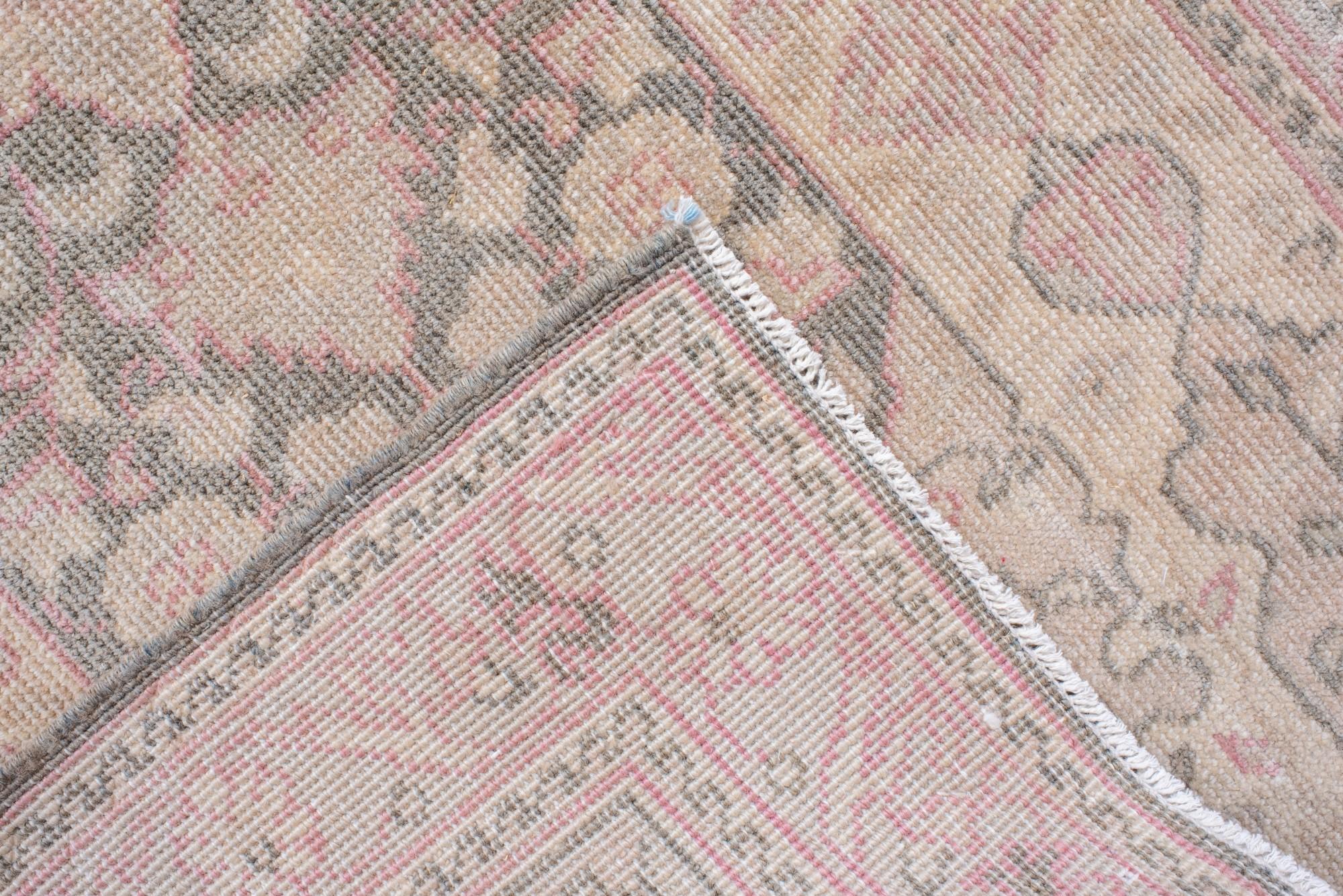 20ième siècle Chemin de table Tabriz vintage avec des détails roses en vente