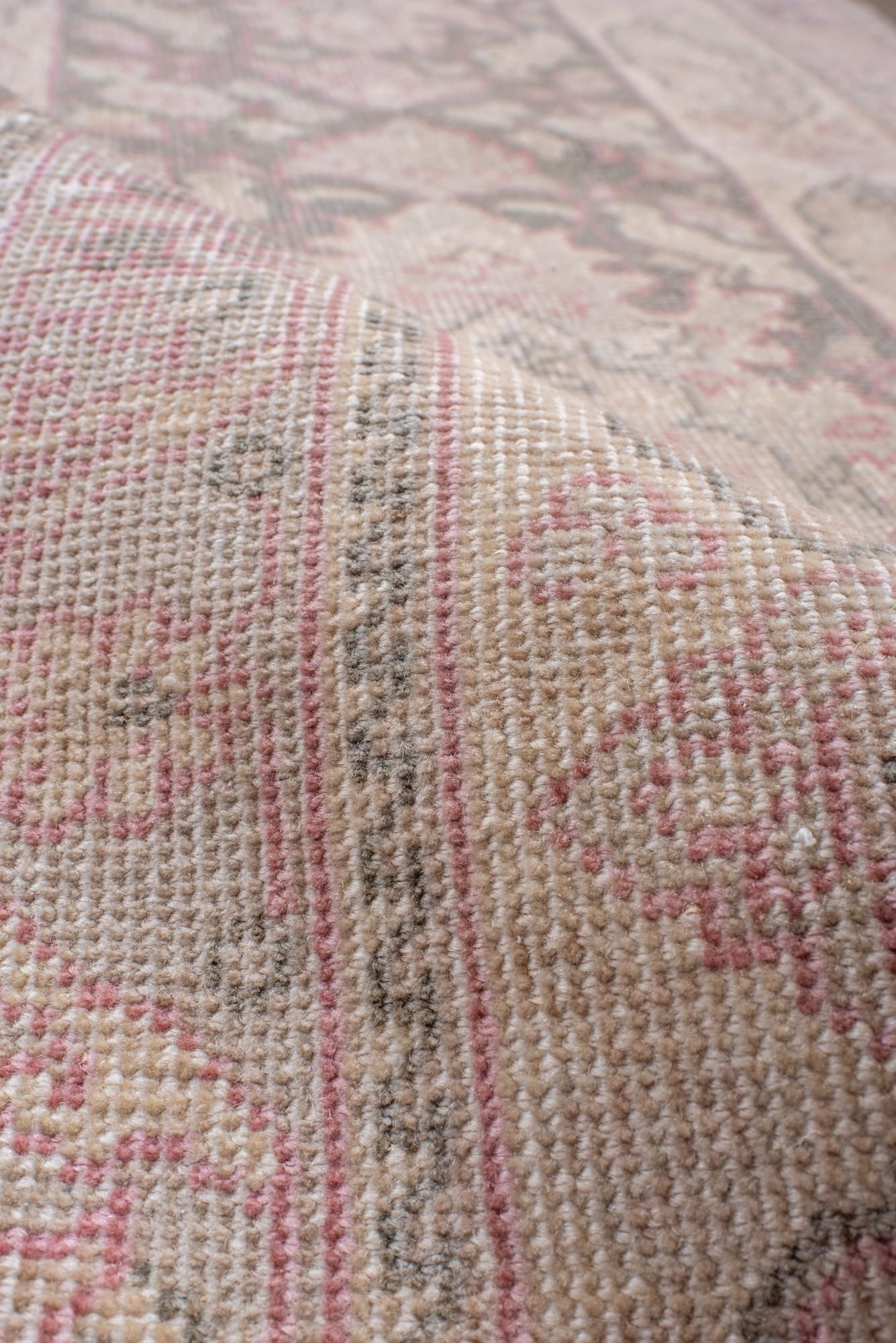 Laine Chemin de table Tabriz vintage avec des détails roses en vente