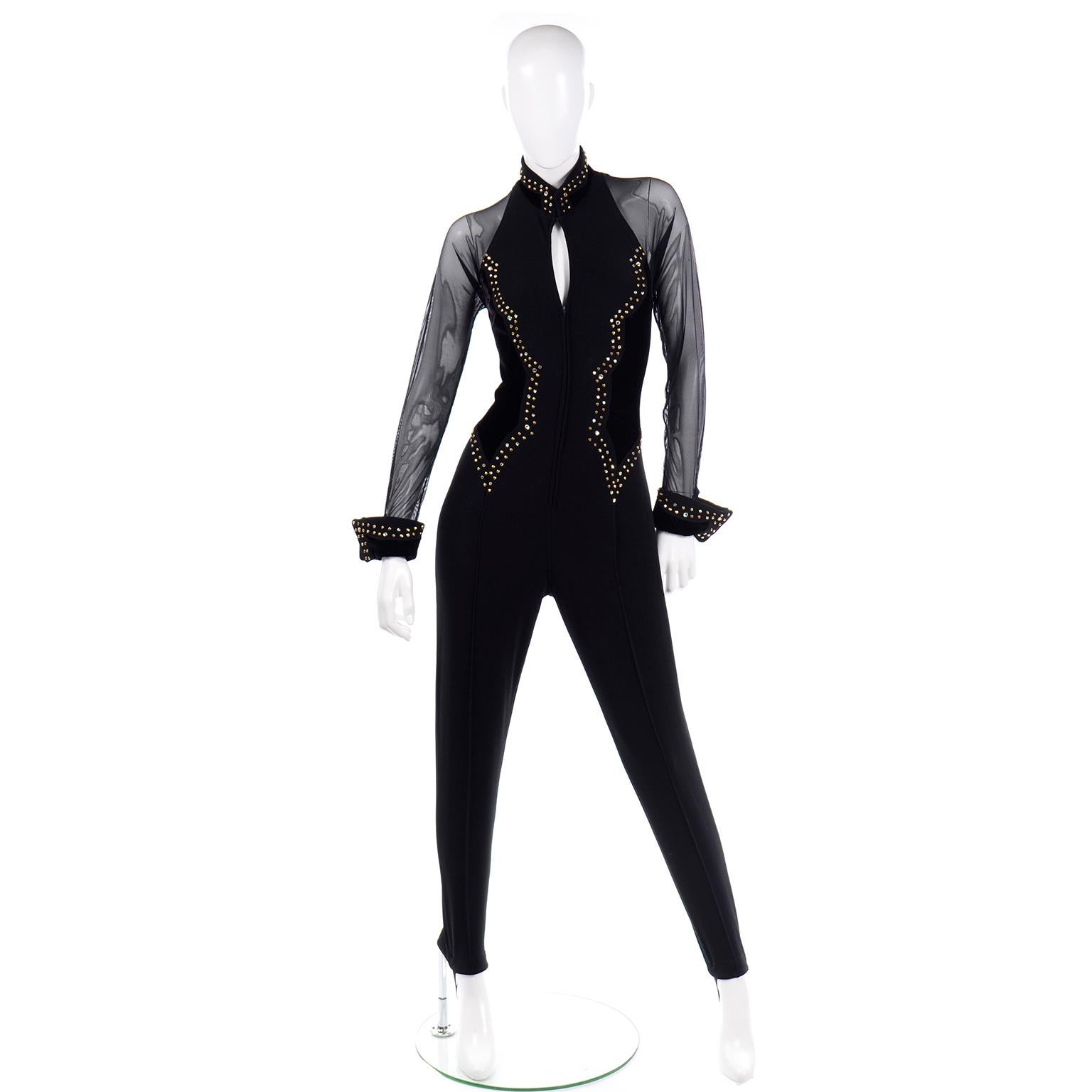 Dieser absolut atemberaubende schwarze Vintage-Jumpsuit von Tadashi Shoji wäre eine tolle Alternative zum Abendkleid! Der Stoff ist ein Gemisch aus Polyester und Lycra und die Raglanärmel sind aus transparentem Mesh.  Wir lieben vor allem das