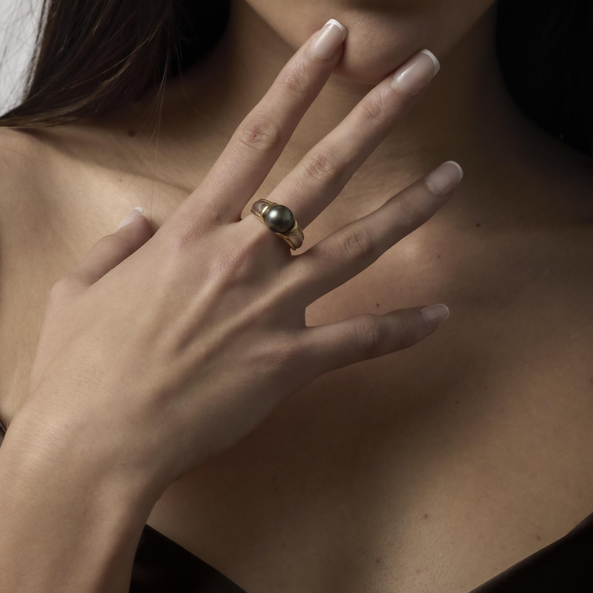Un sofisticato anello vintage in oro giallo e bianco 14k con una perla di Tahiti di 9,45 mm che emana un'eleganza senza tempo e uno stile raffinato.