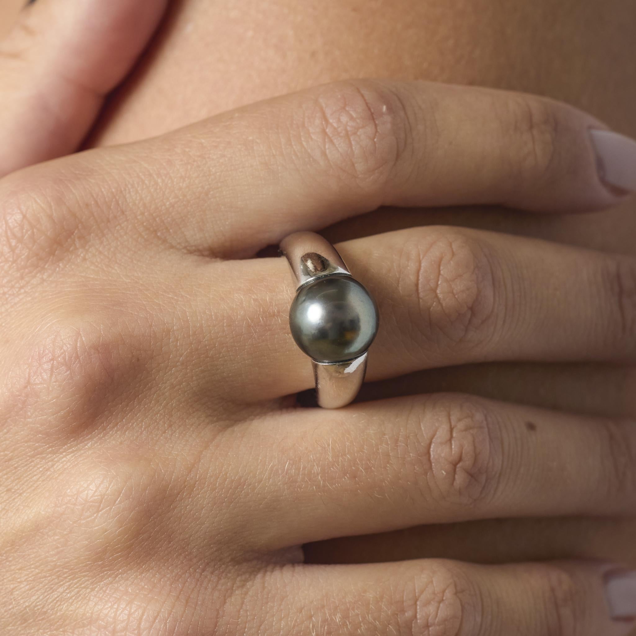 Dieser Vintage-Ring aus 18 Karat Weißgold präsentiert eine glänzende 11,63 mm große Tahiti-Perle, die zeitlose Eleganz und raffinierte Raffinesse ausstrahlt.