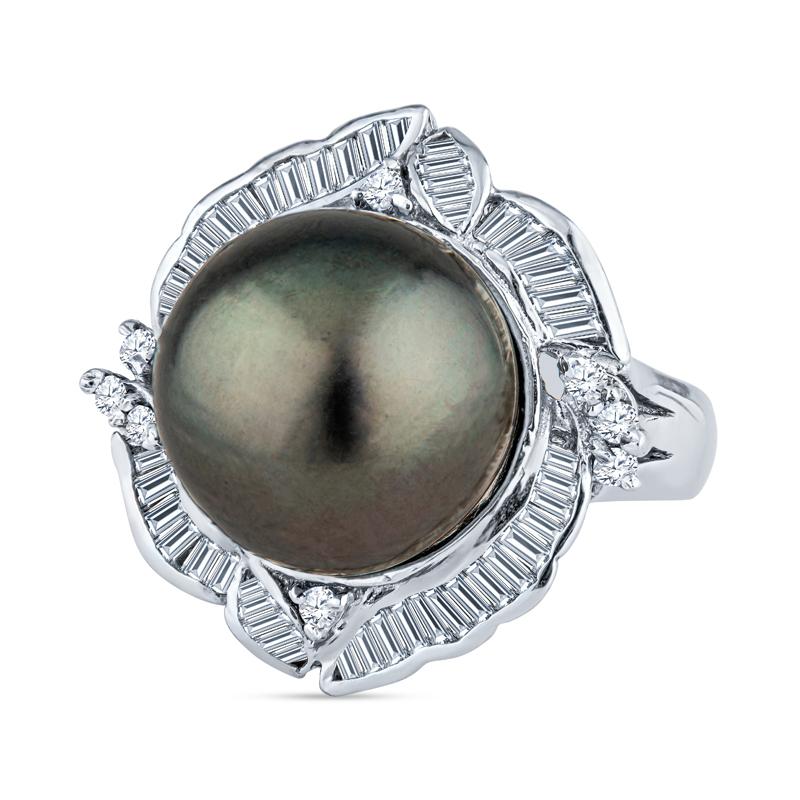Dieser Vintage-Ring zeigt eine große Tahiti-Perle, die von runden und Baguette-Diamanten mit einem Gesamtgewicht von 1,10 Karat akzentuiert wird, die in 18 Karat Weißgold gefasst sind. Dieser Ring hat die Größe 6,75, kann aber auf Wunsch in der