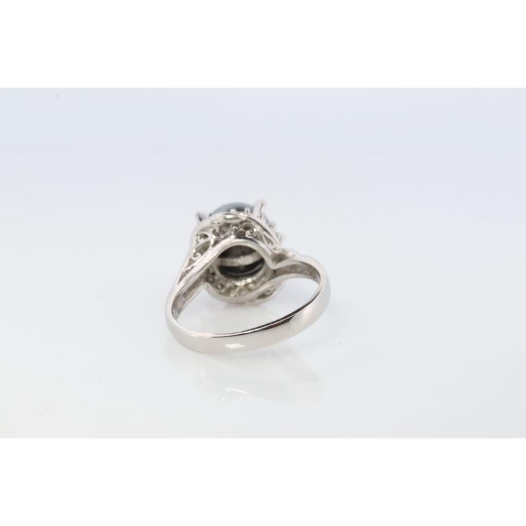 Vintage des années 1990
Taille : 6 US
MATERIAL : Or, platine

Pierre précieuse : Perle

Style : Minimaliste

Absolument magnifique

PT900 Platinum Black Tahitian Pearl with Diamond accents.


Détails :
Taille 6
Perle noire de Tahiti 9mm STUNNING