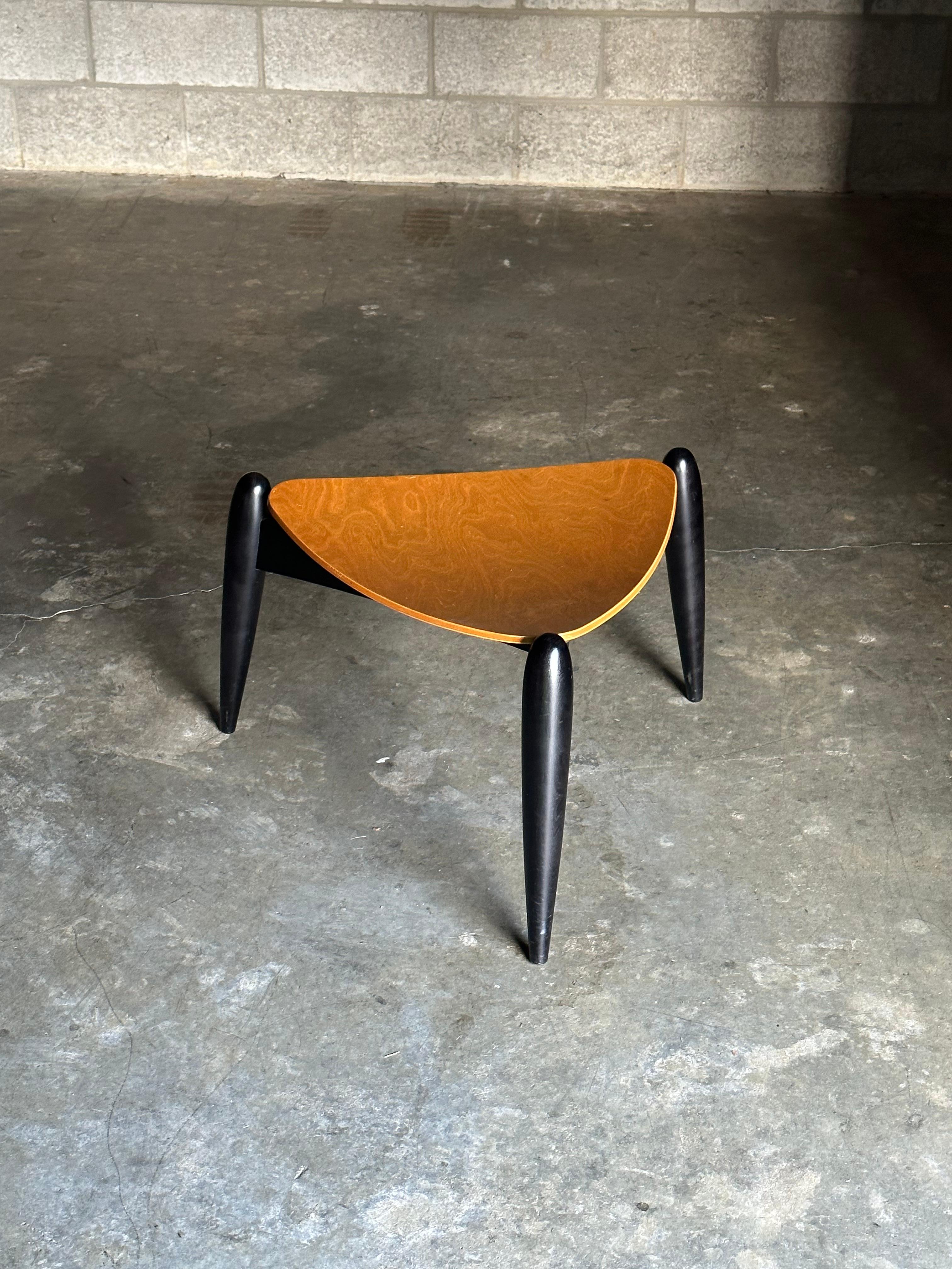 Tale Hocker von Ilmari Tapiovaara für Asko, Finnland. Der Hocker wurde um 1953 entworfen. Dies war Teil einer kurzen Serie von Neuauflagen, die um das Jahr 2000 produziert wurden.  Schöne freie und organische Form, mit wunderbarem Zweiton. Sehr